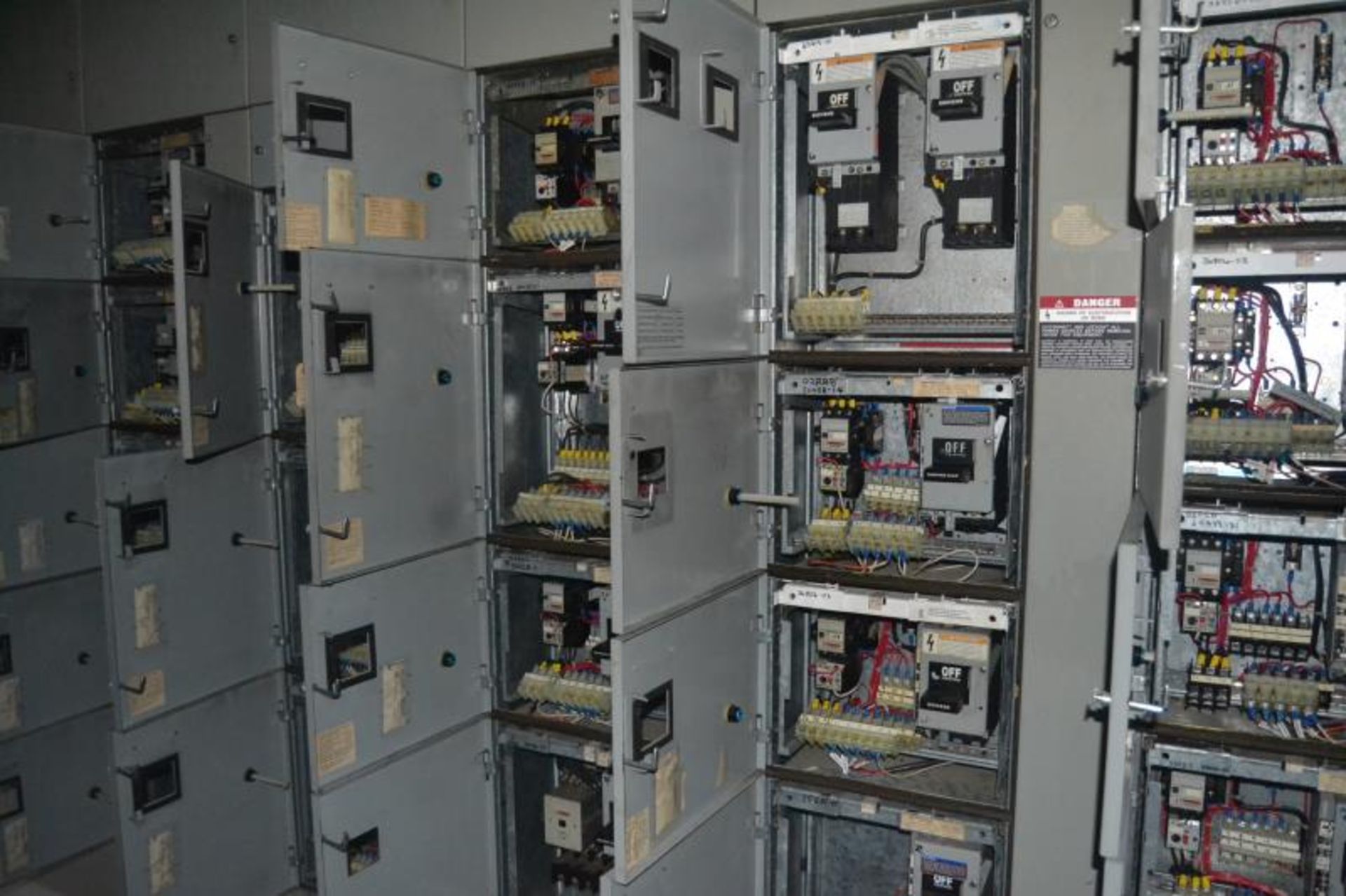 SIEMENS 18 SECTION 800 AMP MCC PANEL - Image 4 of 5