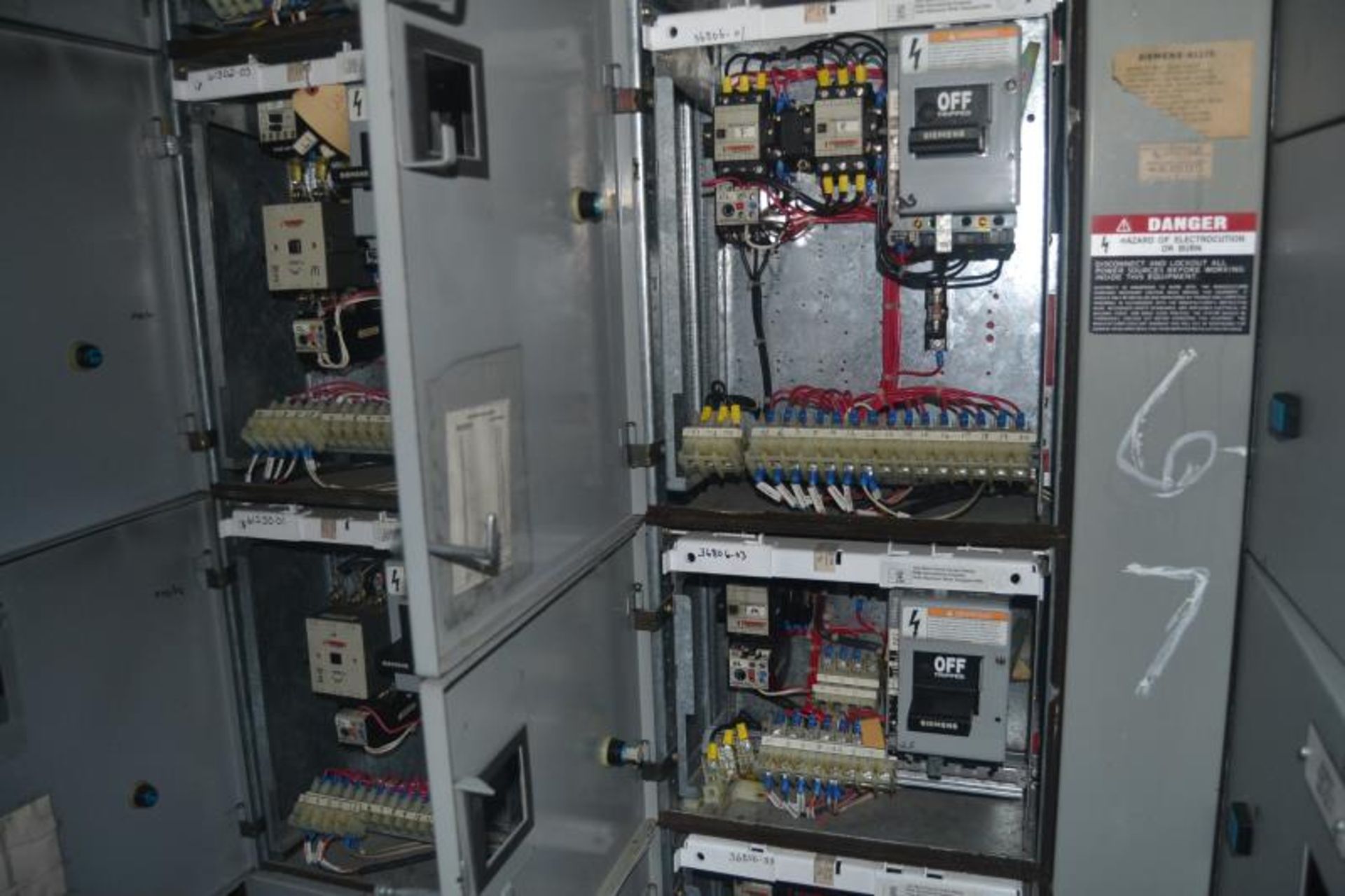 SIEMENS 8 SECTION 800 AMP MCC PANEL - Image 4 of 4