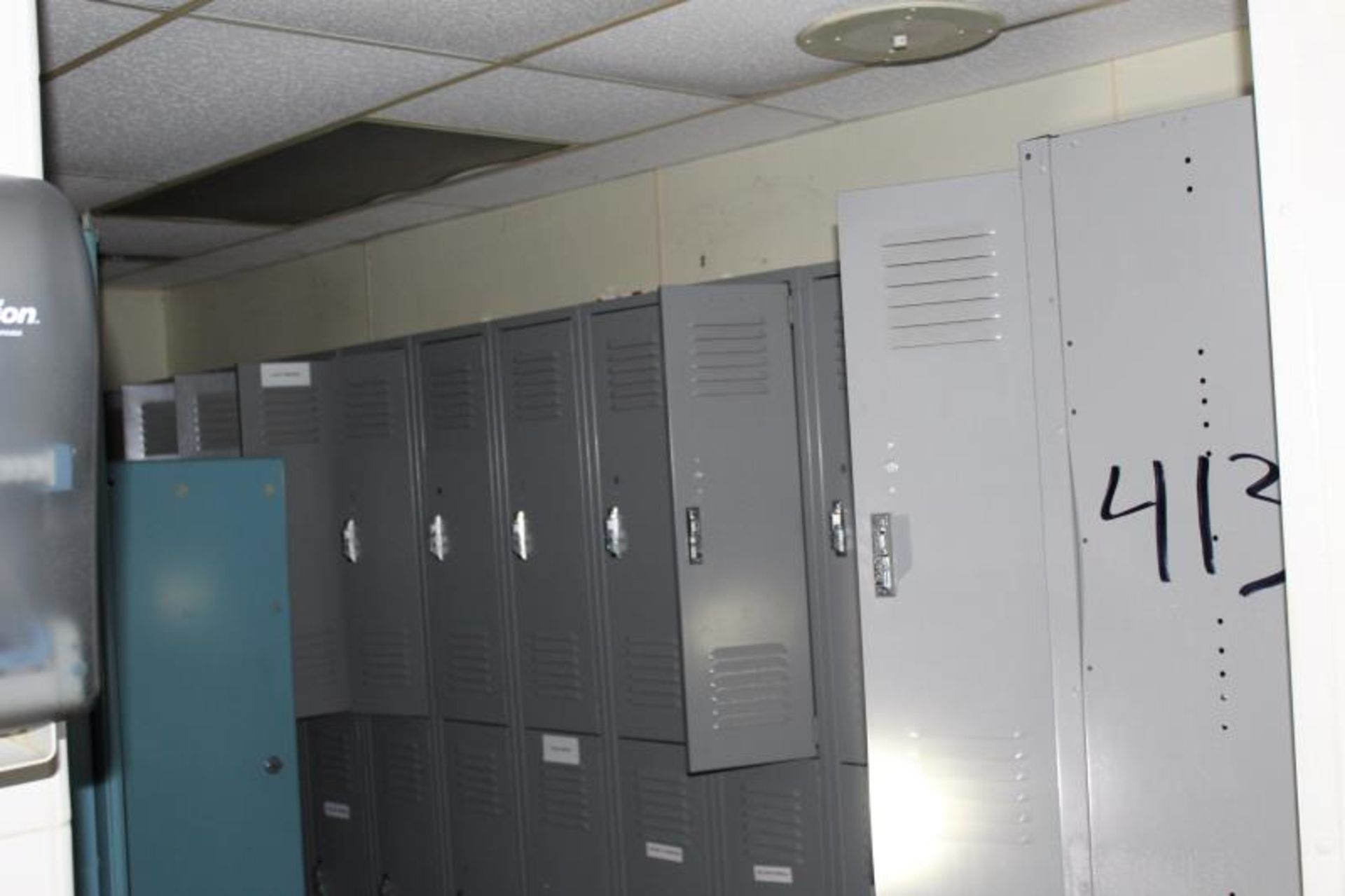 2 BATHROOMS WITH 2 LOCKERS - Image 2 of 3