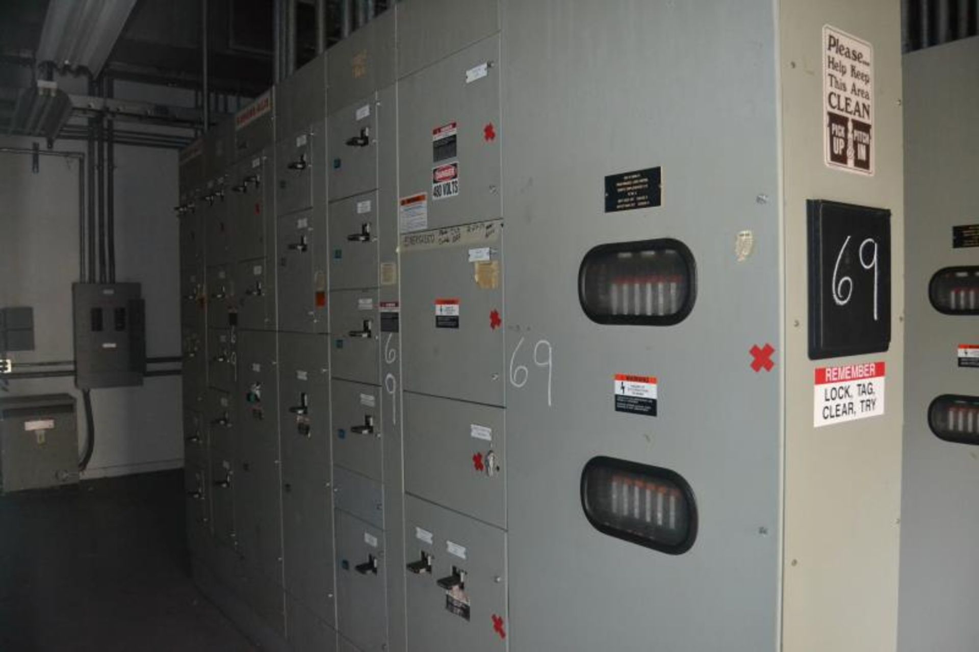 SIEMENS 7 SECTION 800 AMP MCC PANEL