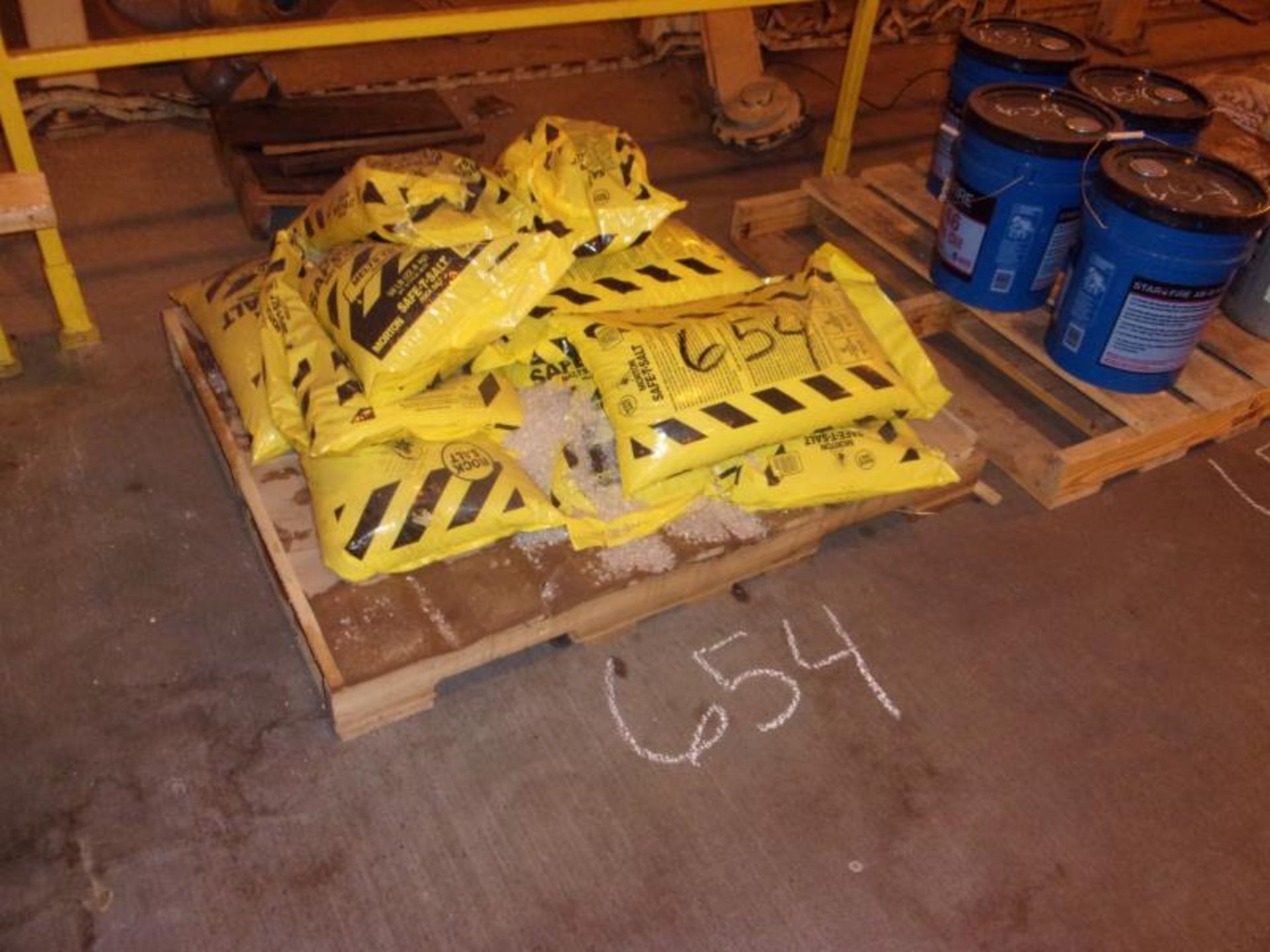 1 PALLET W/HYDRAULIC OIL