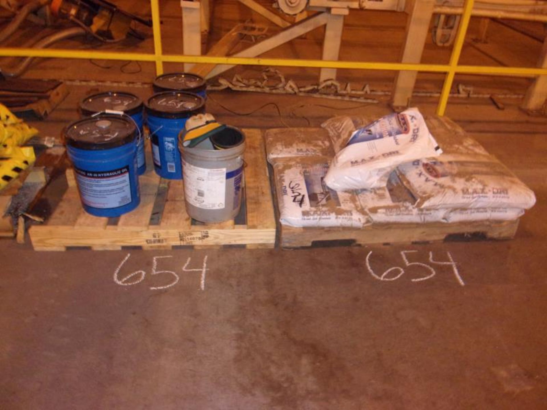 1 PALLET W/HYDRAULIC OIL - Image 2 of 2