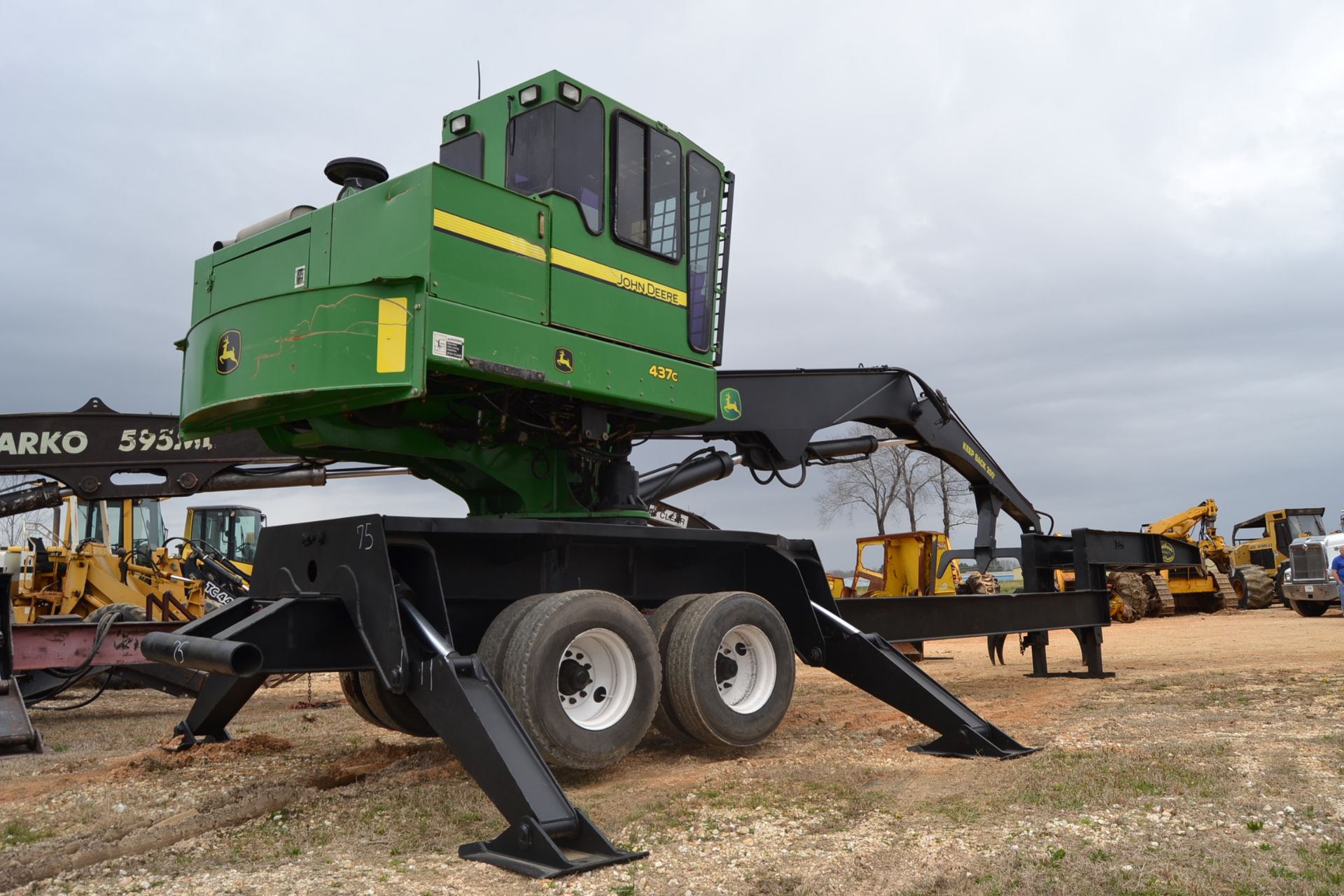 JOHN DEERE 437C KNUCKLEBOOM LOADER W/ CONT GRAPPLE W/ JOY STICK CONTROLS W/ SAW PACKAGE HOOKUP