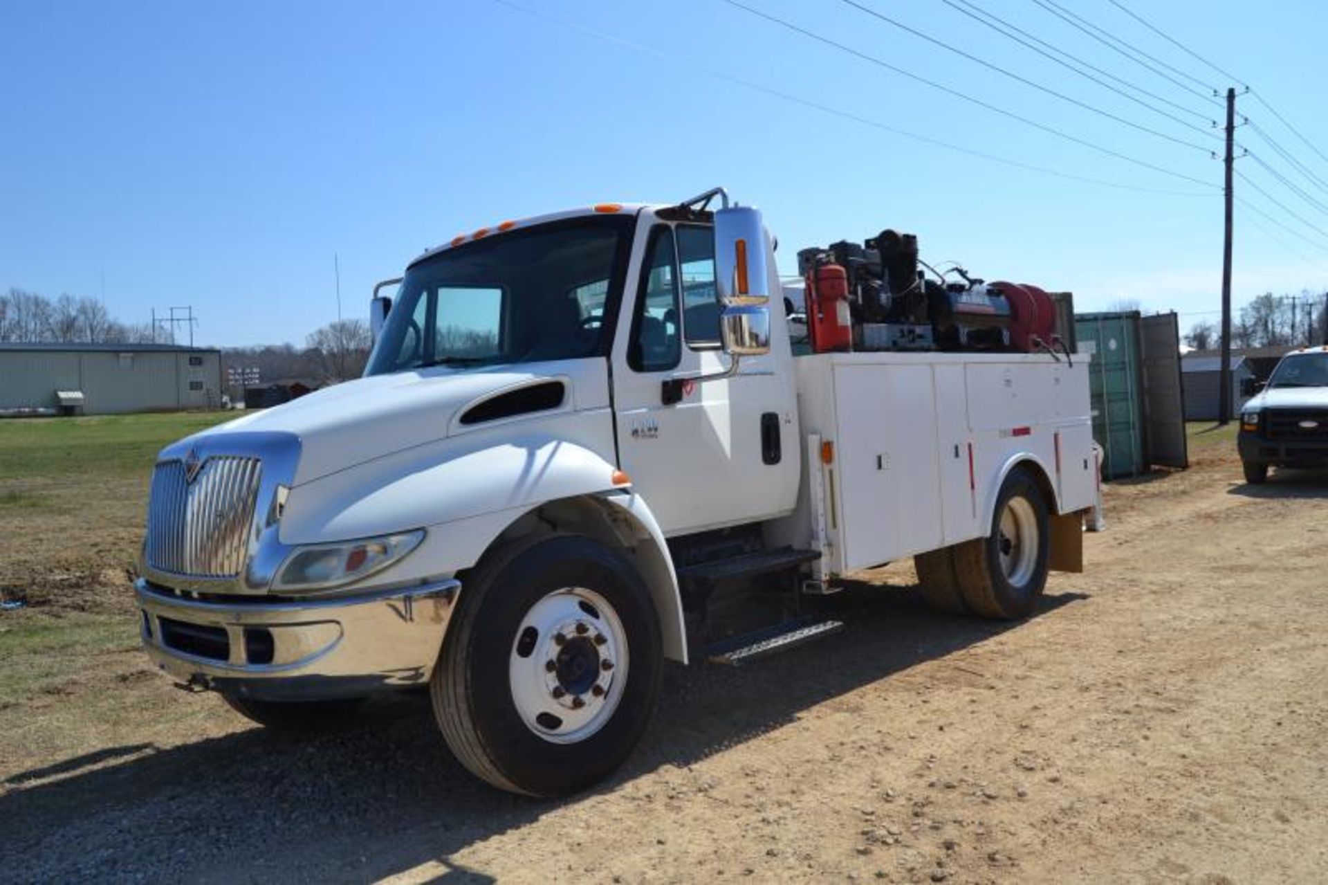 2002 INTERNATIONAL 4200 SERVICE TRUCK W/ DIESEL ENGINE W/ AUTO TRANSMISSION W/ CRANE W/ AIR - Image 2 of 4