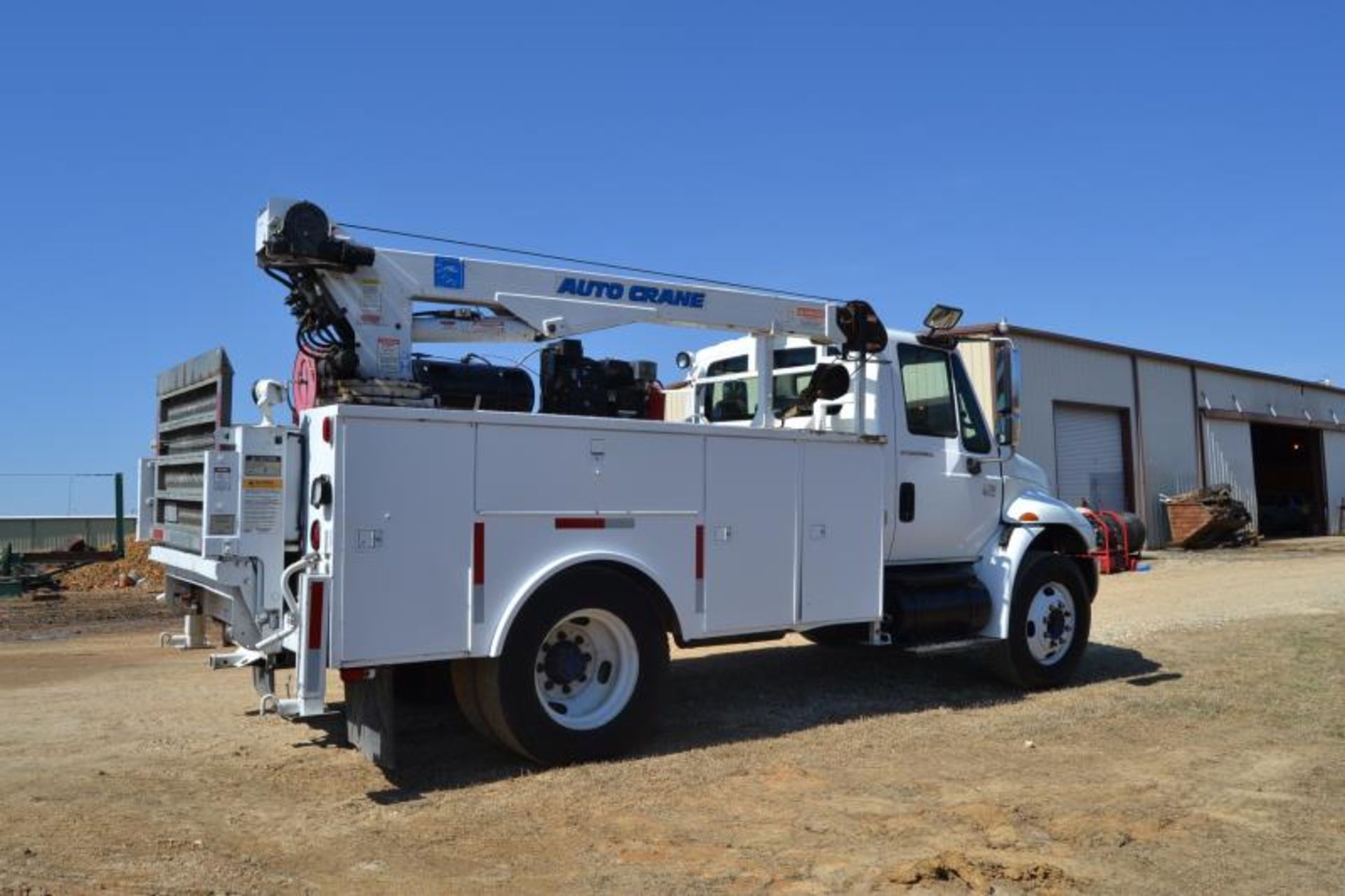 2002 INTERNATIONAL 4200 SERVICE TRUCK W/ DIESEL ENGINE W/ AUTO TRANSMISSION W/ CRANE W/ AIR - Image 4 of 4