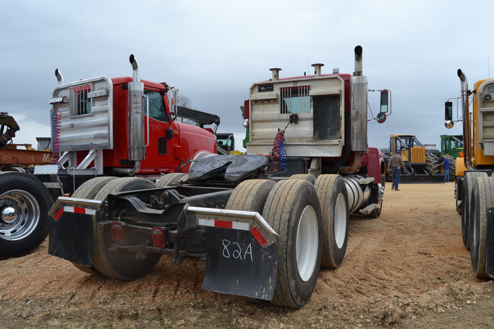 MACK CH613 DAY CAB ROAD TRACTOR W/ MACK ENGINE 9 SPEED TRANSMISSION W/ WET LINE KIT SN# - Image 3 of 3