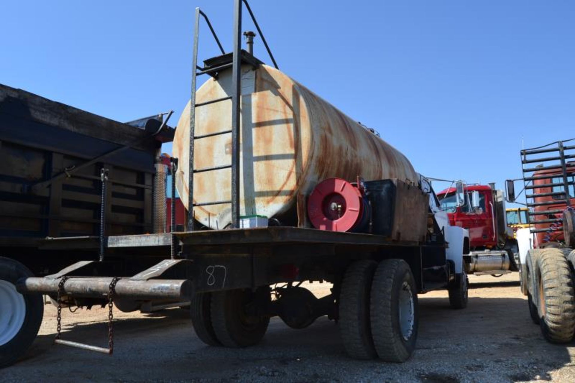 1986 FORD 4X4 SINGLE AXLE FLATBED TRUCK W/ GAS ENGINE W/ WINCH W/ FUEL TANK & PUMP VIN# - Image 2 of 2