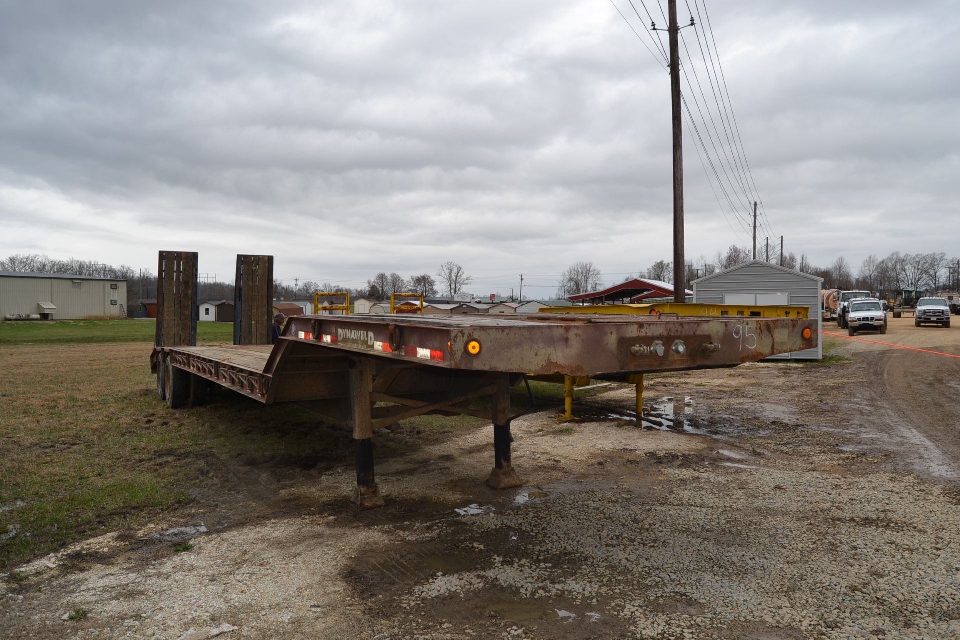 DYNAWELD 25 TON LOWBOY TANDEM AXLE W/ HYDRAULIC LOADING RAMPS - Image 2 of 3