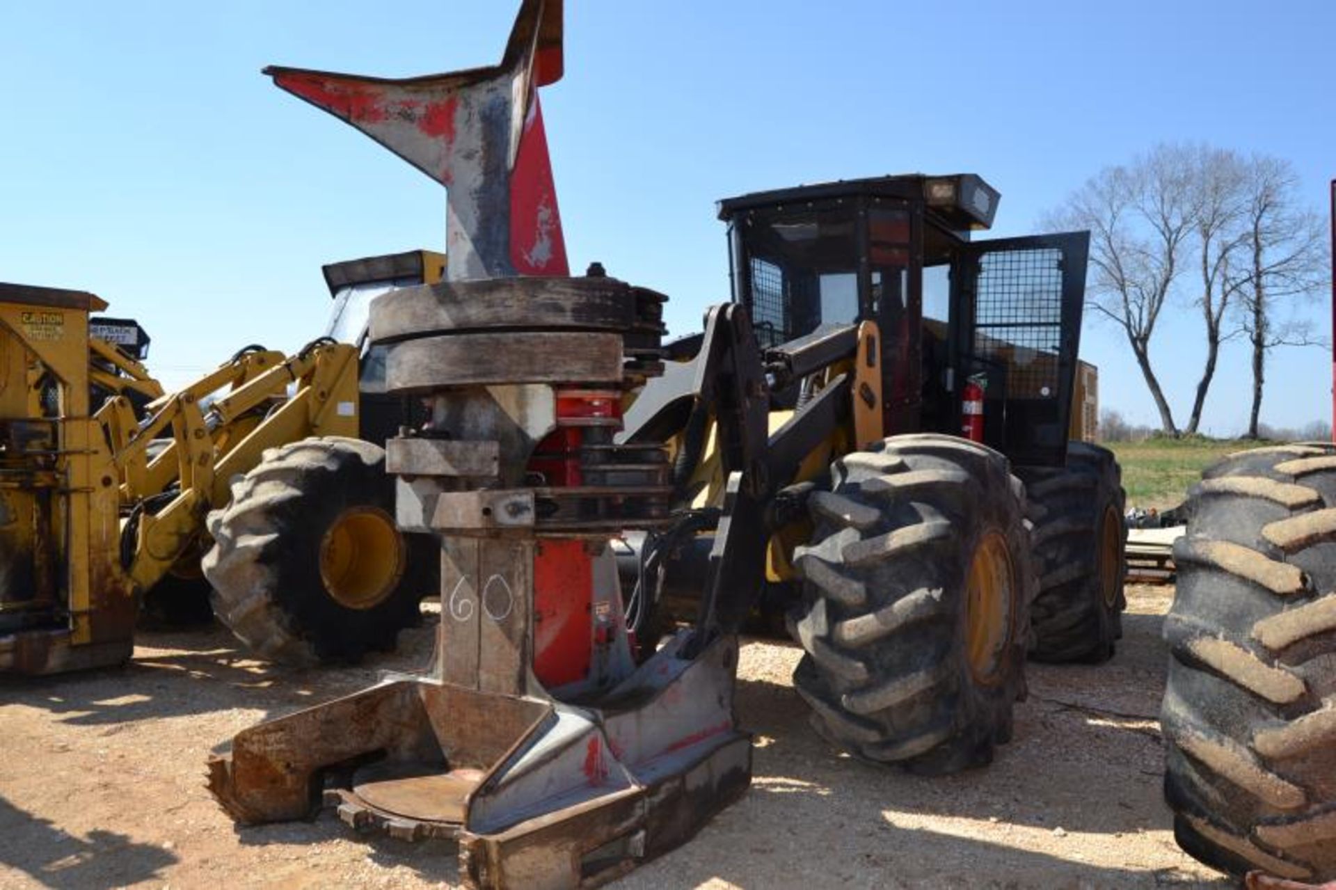 CAT 563C FELLER BUNCHER W/SAW HEAD; W/ HEAT & AIR CAB 28LX26 RUB W/6136 HOURS SN#JCB00250