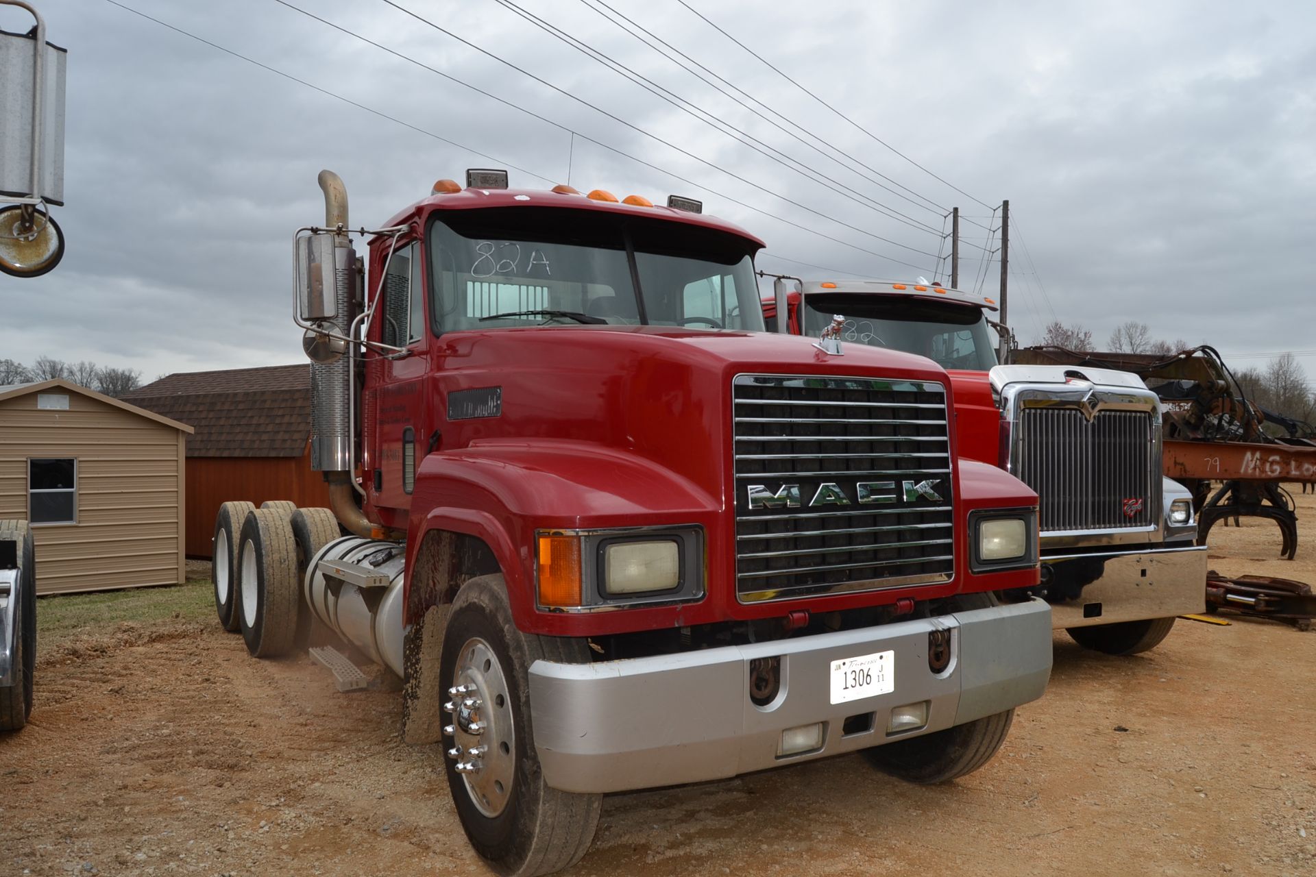 MACK CH613 DAY CAB ROAD TRACTOR W/ MACK ENGINE 9 SPEED TRANSMISSION W/ WET LINE KIT SN# - Image 2 of 3