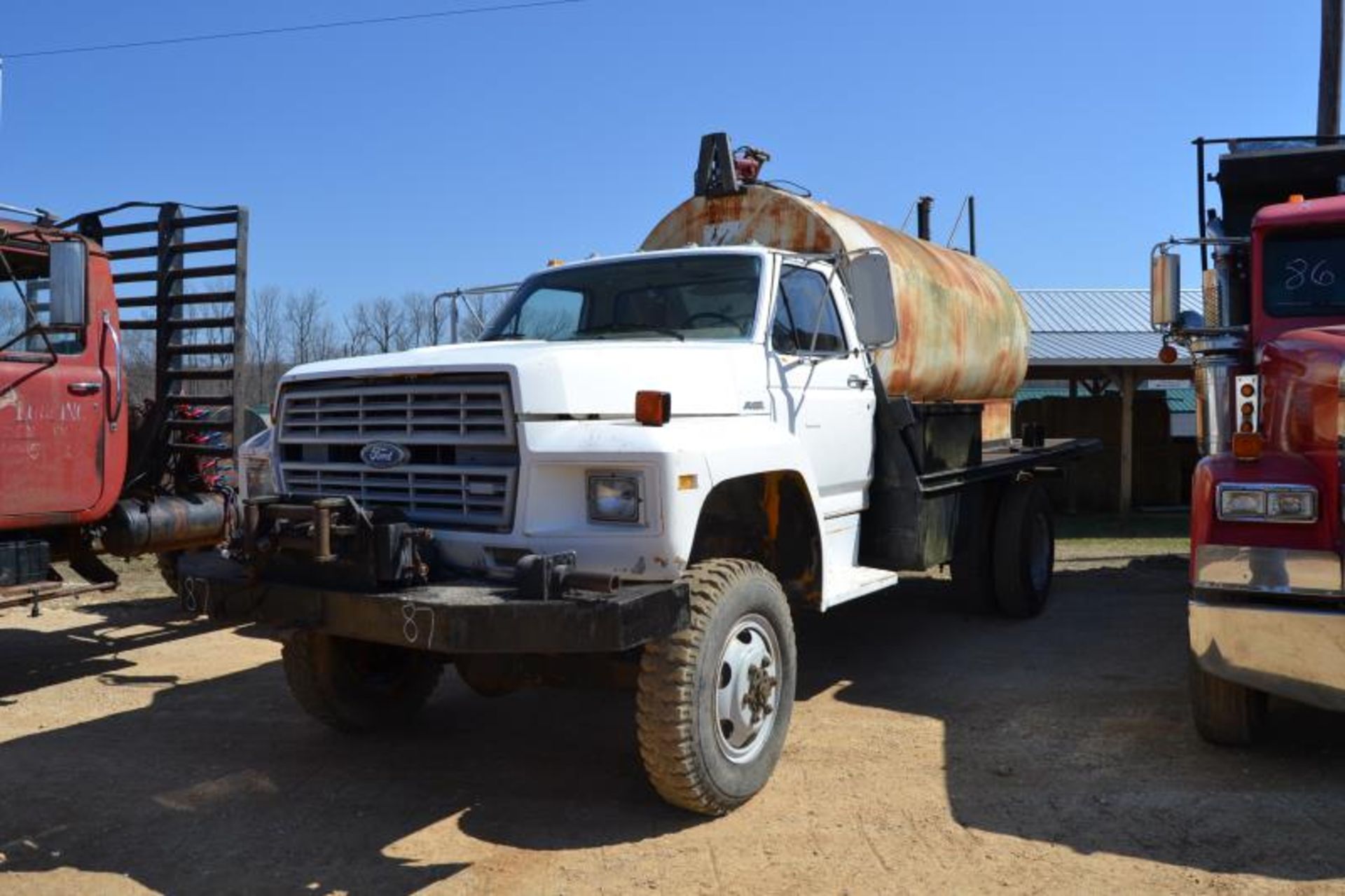 1986 FORD 4X4 SINGLE AXLE FLATBED TRUCK W/ GAS ENGINE W/ WINCH W/ FUEL TANK & PUMP VIN#