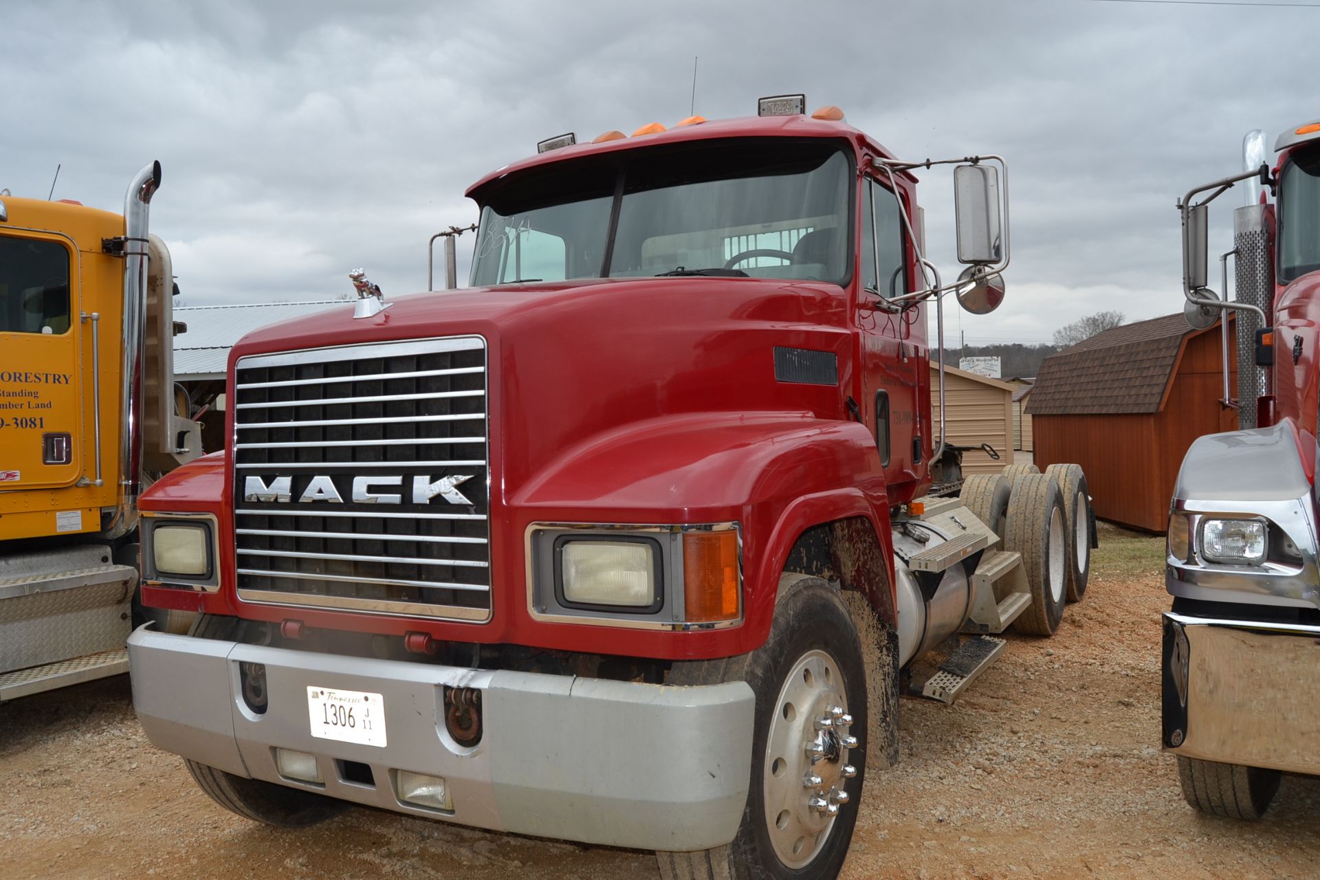 MACK CH613 DAY CAB ROAD TRACTOR W/ MACK ENGINE 9 SPEED TRANSMISSION W/ WET LINE KIT SN#