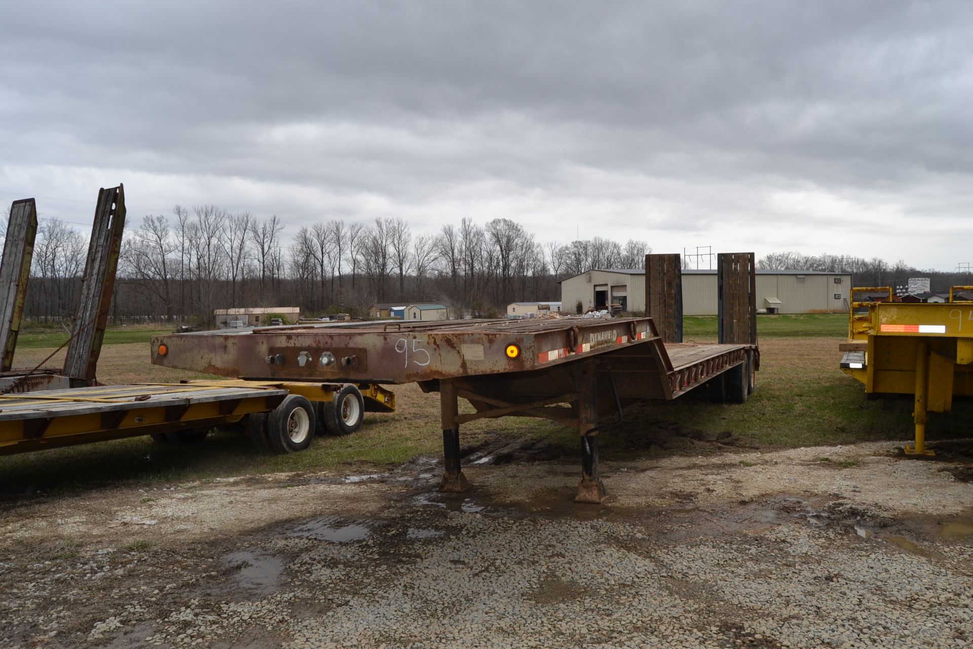 DYNAWELD 25 TON LOWBOY TANDEM AXLE W/ HYDRAULIC LOADING RAMPS - Image 3 of 3