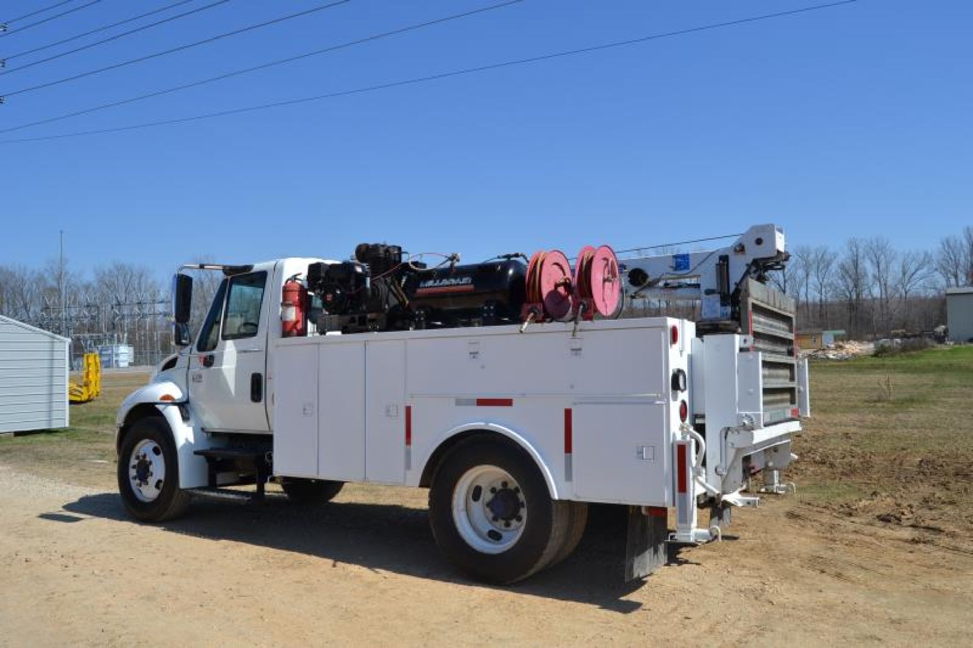 2002 INTERNATIONAL 4200 SERVICE TRUCK W/ DIESEL ENGINE W/ AUTO TRANSMISSION W/ CRANE W/ AIR - Image 3 of 4