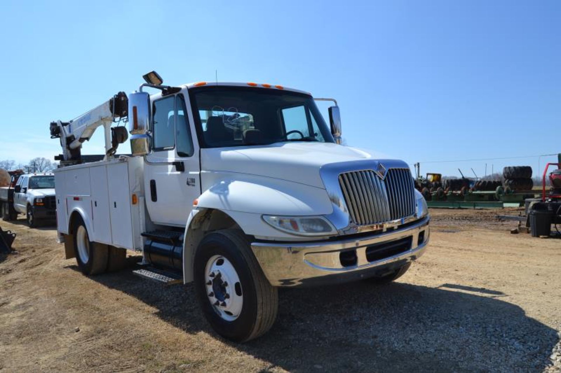 2002 INTERNATIONAL 4200 SERVICE TRUCK W/ DIESEL ENGINE W/ AUTO TRANSMISSION W/ CRANE W/ AIR