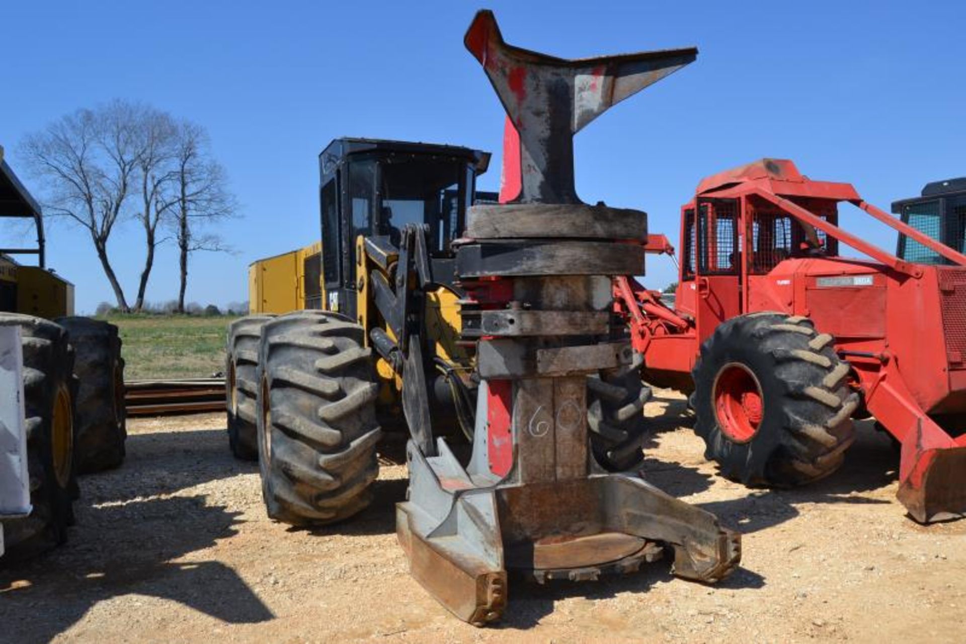 CAT 563C FELLER BUNCHER W/SAW HEAD; W/ HEAT & AIR CAB 28LX26 RUB W/6136 HOURS SN#JCB00250 - Image 2 of 4