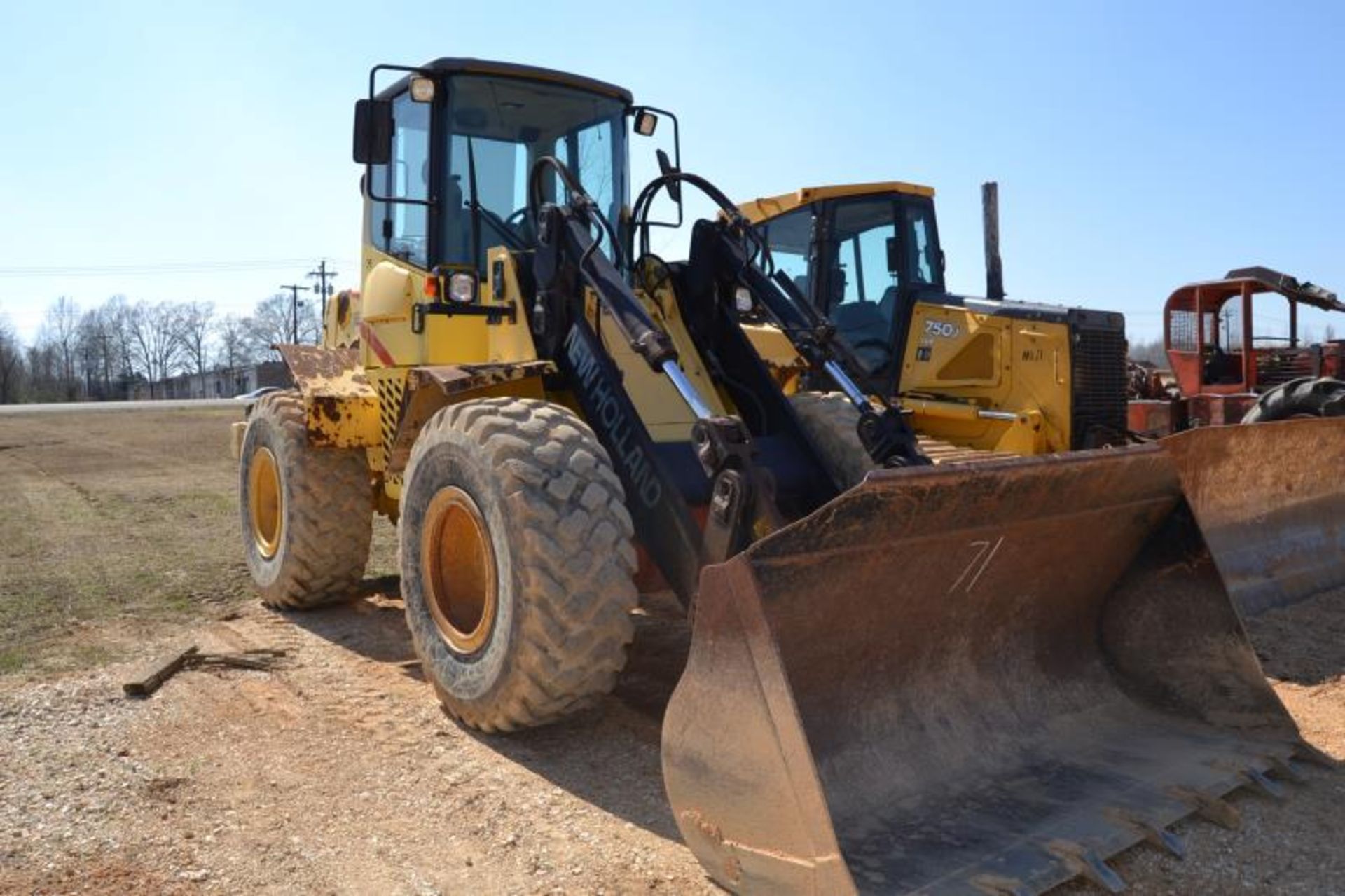 NEW HOLLAND 130 ARTICULATING WHEEL LOADER W/QUICK ATTACH; W/BUCKET; W/20.5 X 25 RUB; W/6893 HOURS - Image 2 of 4