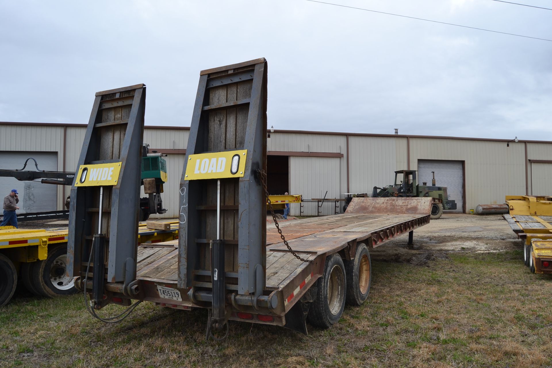 DYNAWELD 25 TON LOWBOY TANDEM AXLE W/ HYDRAULIC LOADING RAMPS