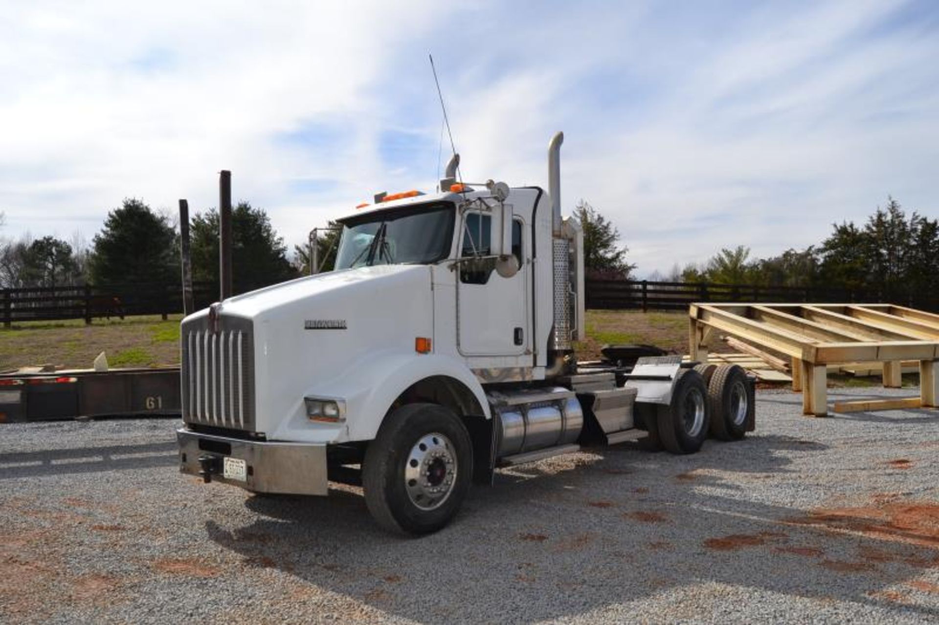 2007 KENWORTH T800 TWIN TURBO CAT W/ C15 ENGINE W/ 10 SPEED TRANS SN#1XKDDB9X37J144