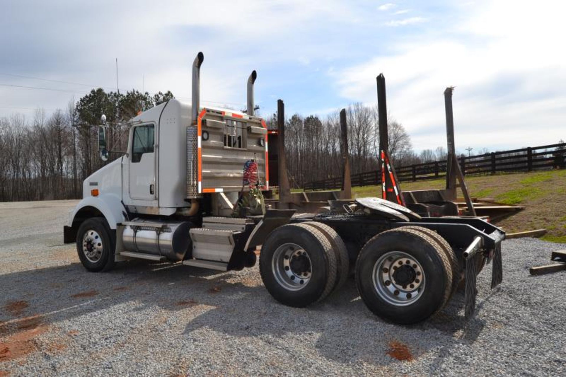 2007 KENWORTH T800 TWIN TURBO CAT W/ C15 ENGINE W/ 10 SPEED TRANS SN#1XKDDB9X37J144 - Image 2 of 3