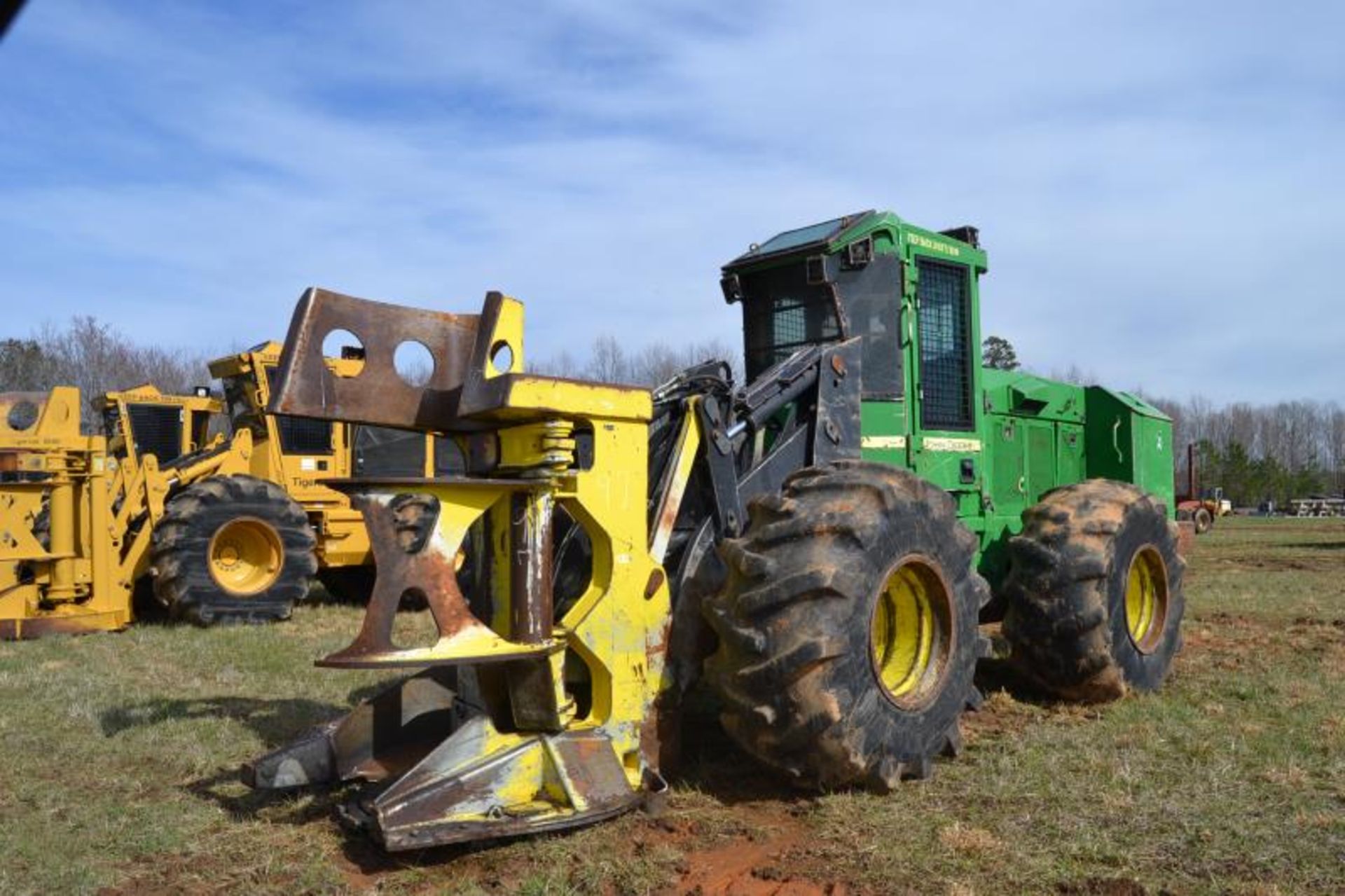 JOHN DEERE 643J FELLER BUNCHER W/ SAW HEAD 28LX26 RUB SN#770174