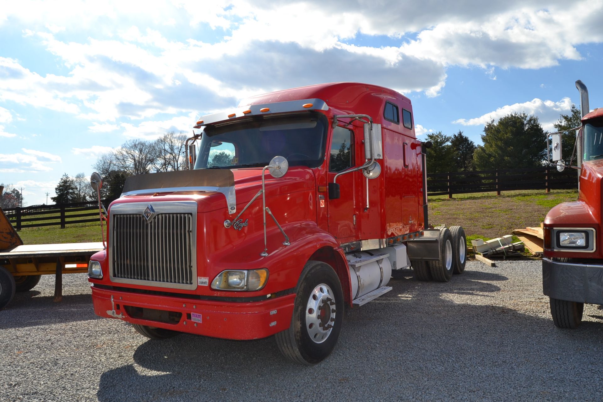 2000 INTERNATIONAL SLEEPER ROAD TRACTOR - Image 2 of 3