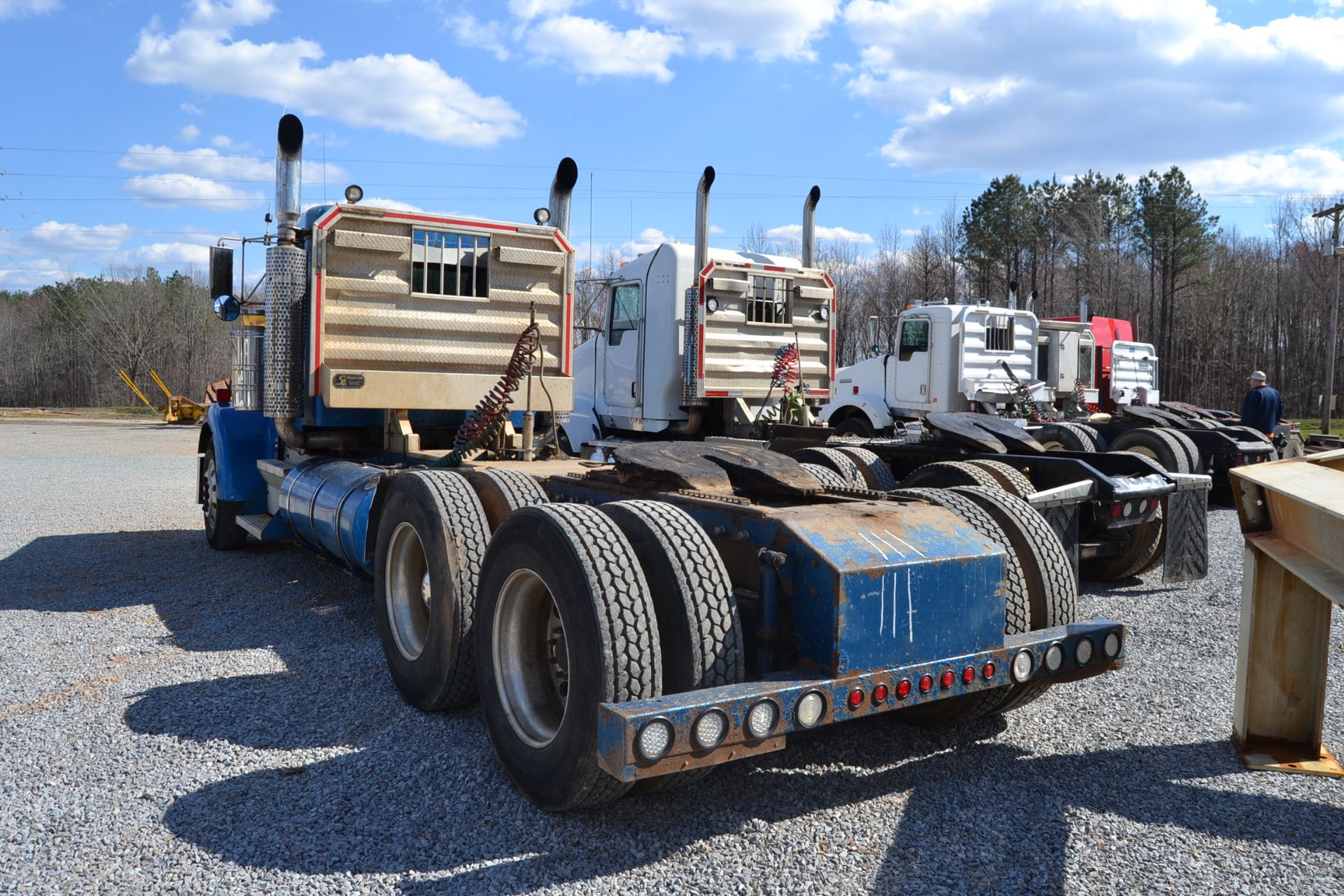 2005 KENWORTH W900 DAY CAB ROAD TRACTOR W/ CAT ENGINE - Image 3 of 3