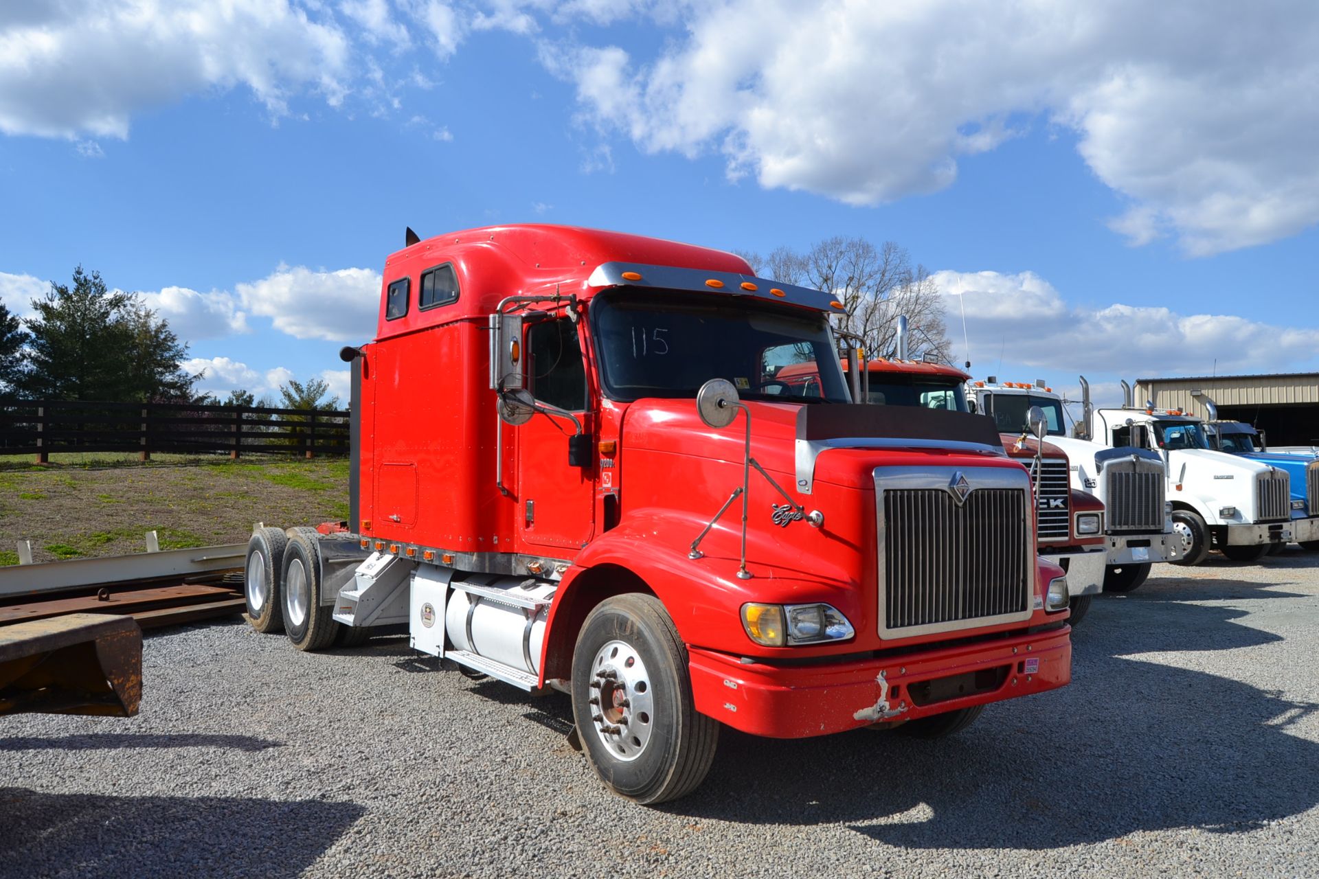 2000 INTERNATIONAL SLEEPER ROAD TRACTOR