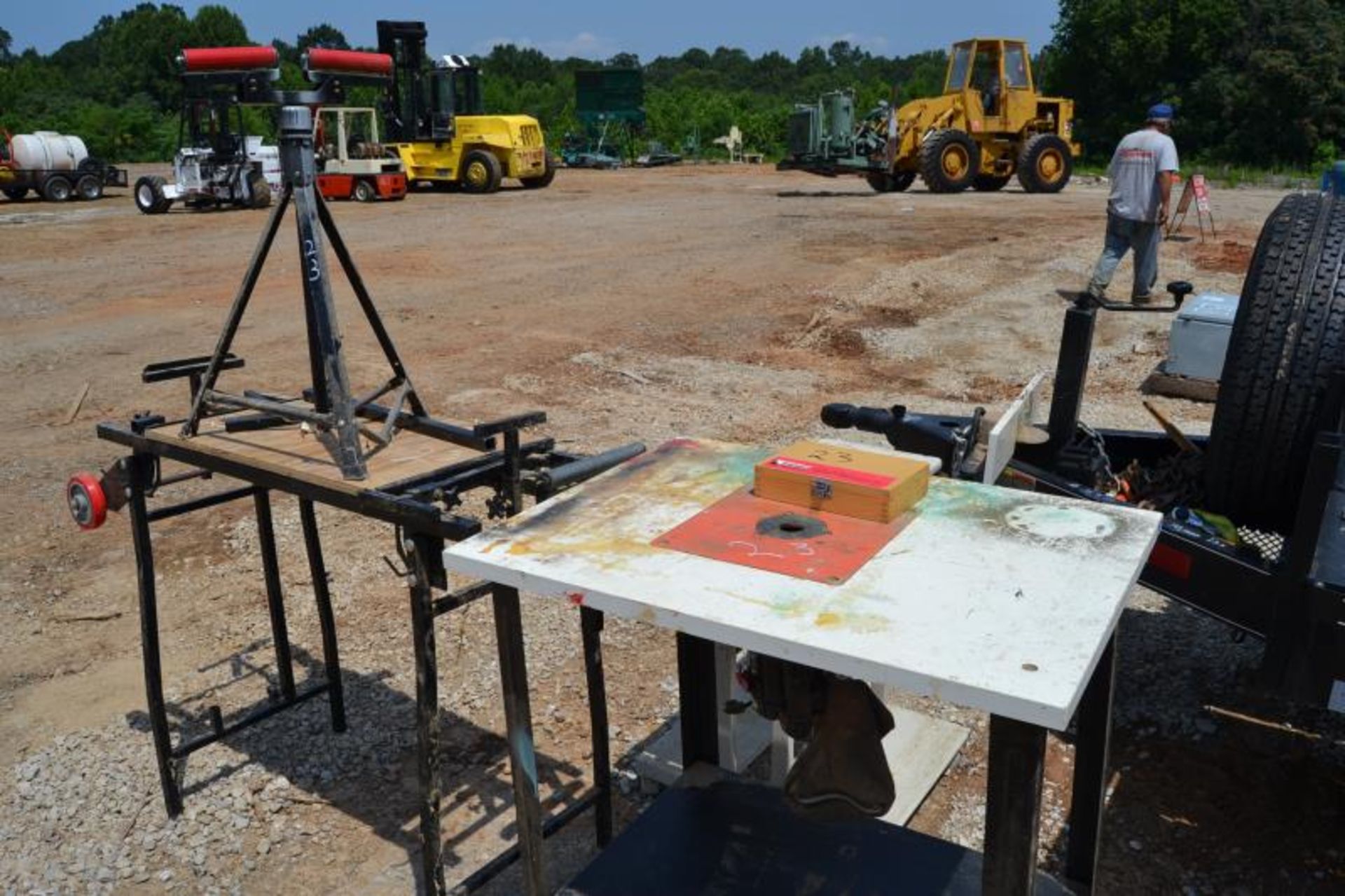 11/2 HP ROUTER W/ WOOD WORKING STAND