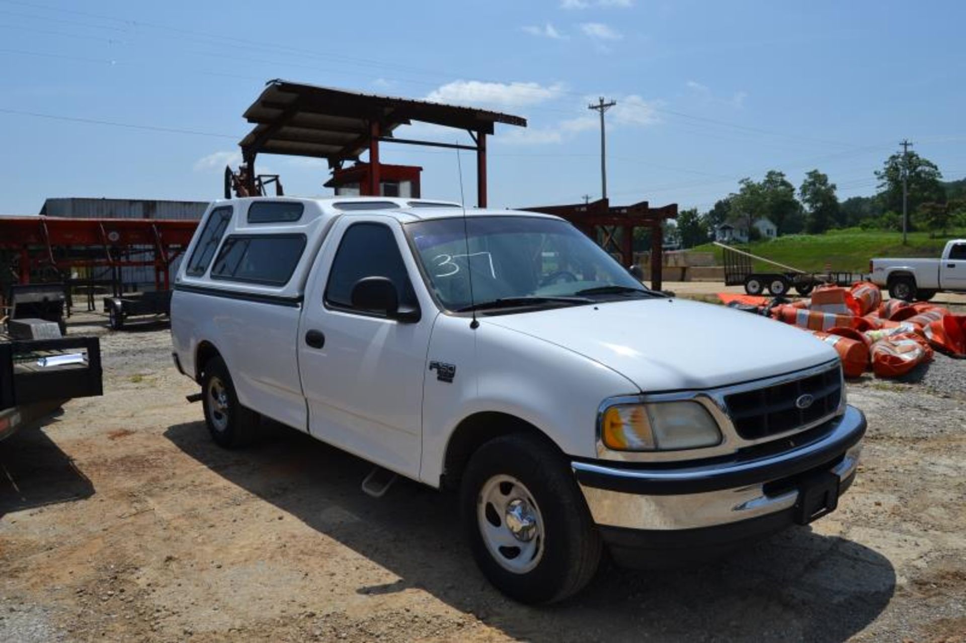 1998 FORD F-150 XL PICKUP W/ GAS ENGINE W/ AUTP TRANS 181,000 MILES