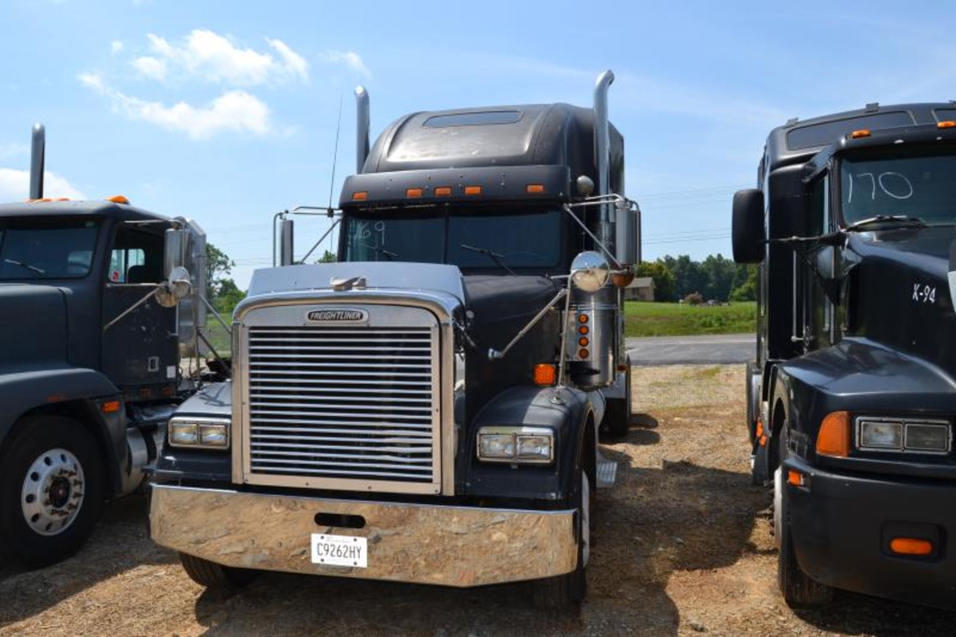 1997 FREIGHTLINER ROAD TRACTOR W/ SLEEPER W/ CAT ENGINE W/ 13 SPEED TRANS W/ AIR RIDE 1044060 MILES - Image 2 of 3