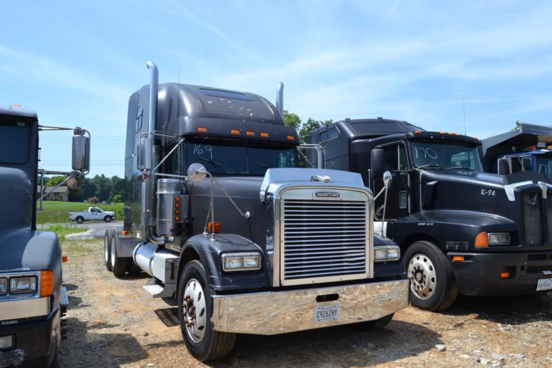 1997 FREIGHTLINER ROAD TRACTOR W/ SLEEPER W/ CAT ENGINE W/ 13 SPEED TRANS W/ AIR RIDE 1044060 MILES