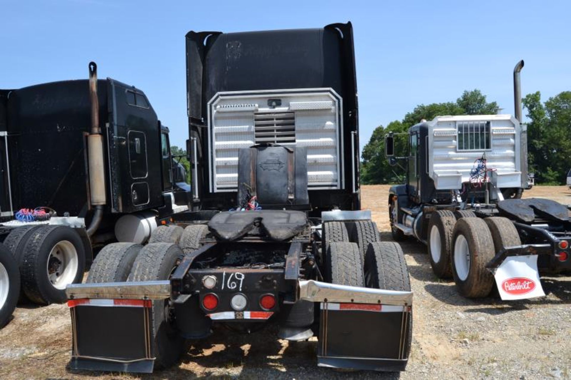 1997 FREIGHTLINER ROAD TRACTOR W/ SLEEPER W/ CAT ENGINE W/ 13 SPEED TRANS W/ AIR RIDE 1044060 MILES - Image 3 of 3