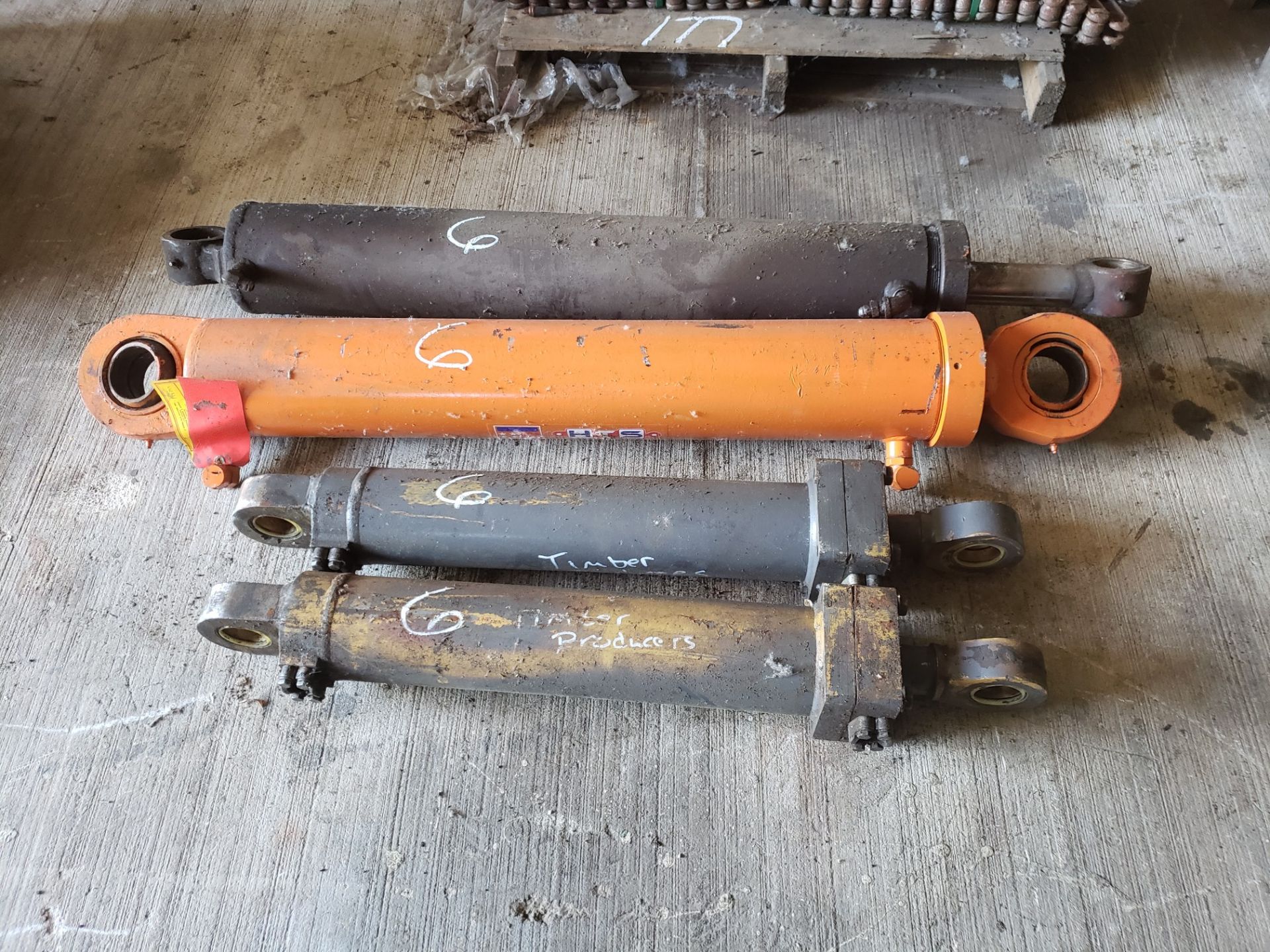 4 HYDRAULIC CYLINDERS