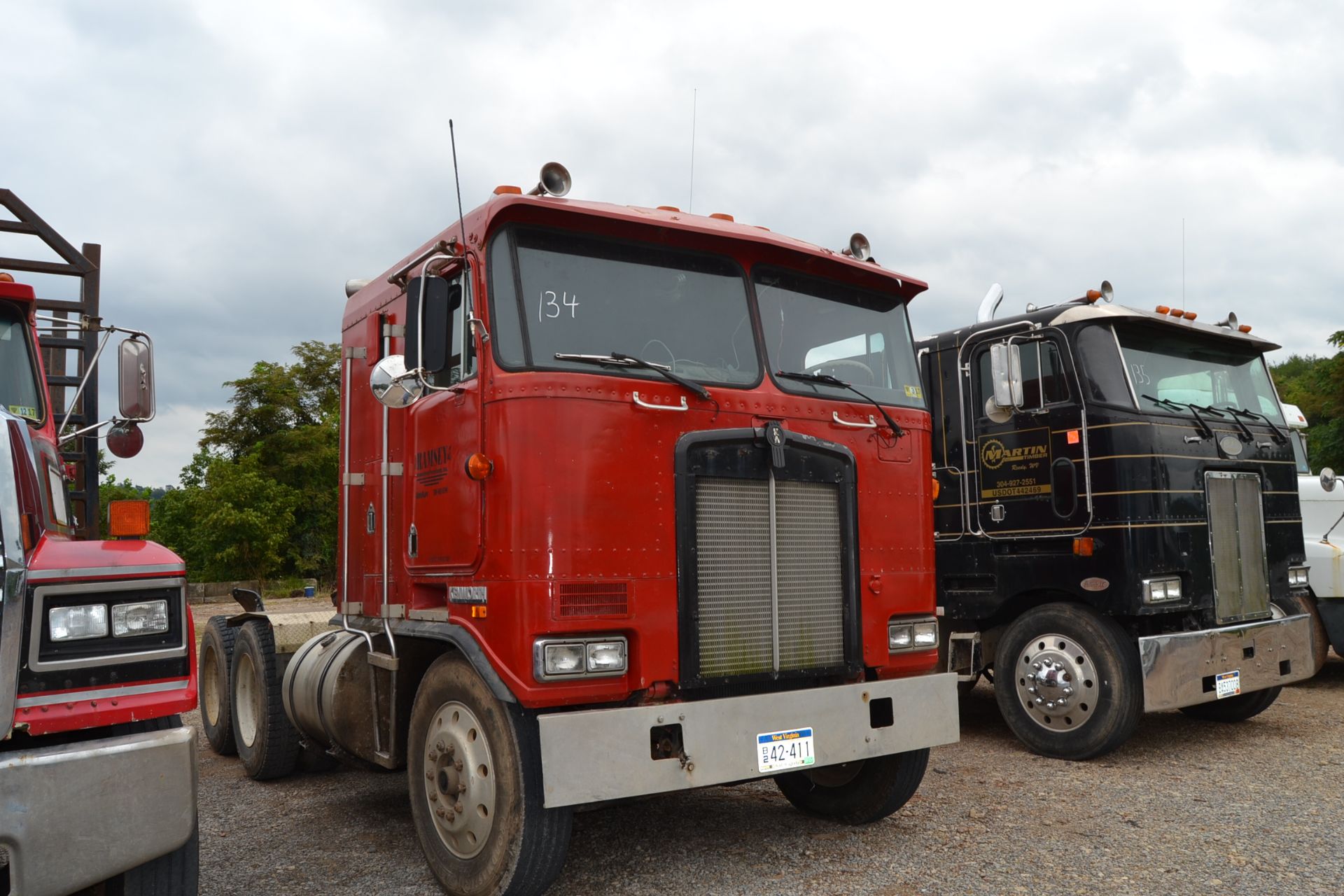 1985 KENWORTH CAB OVER ROAD TRACTOR W/ CUMMINS ENGINE W/ 18 SPEED TRANS SN#1XKED29X1FJ367104