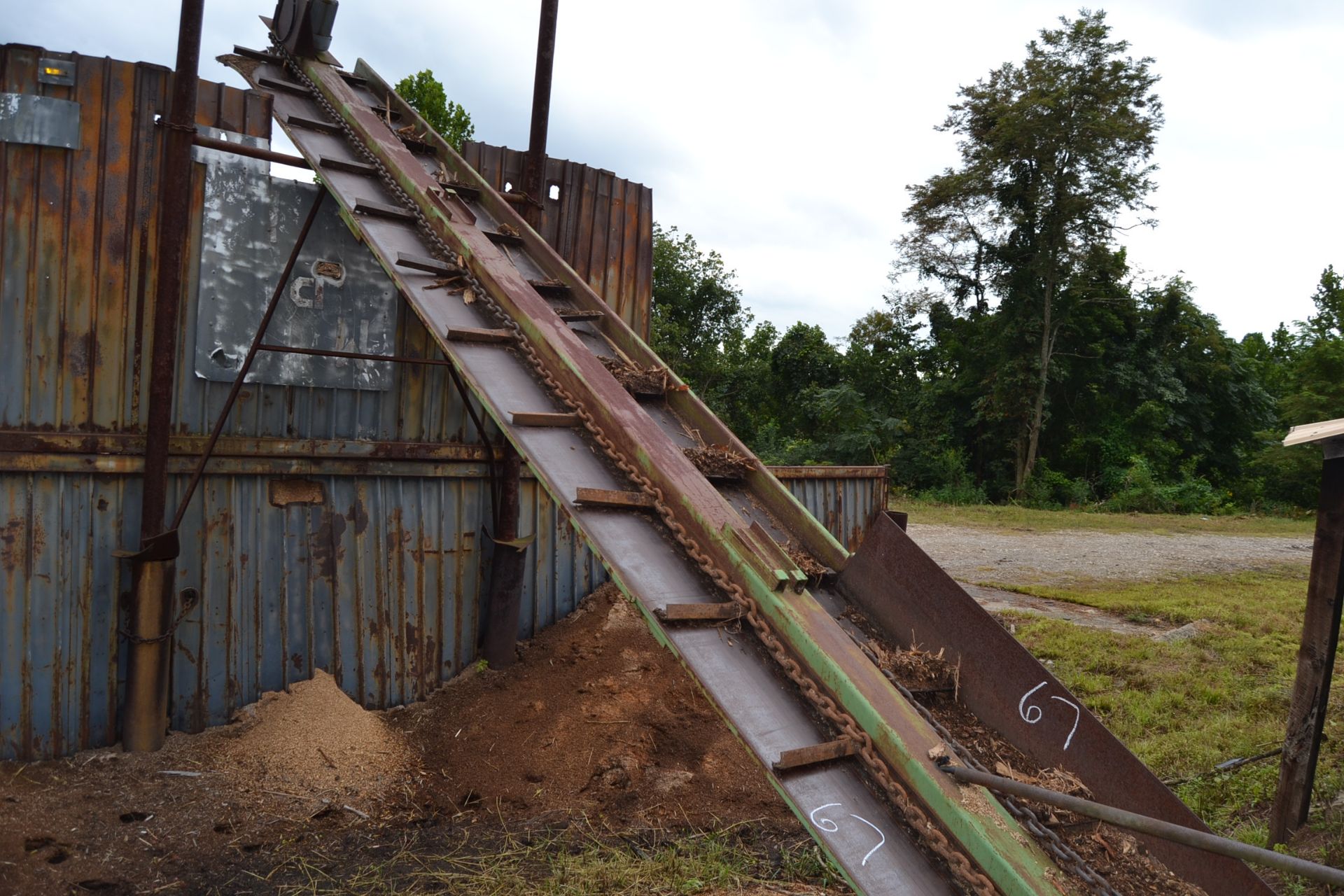 55' BARN SWEEP CONVEYOR W/ DRIVE UNDER HEAD SAW - Image 2 of 2