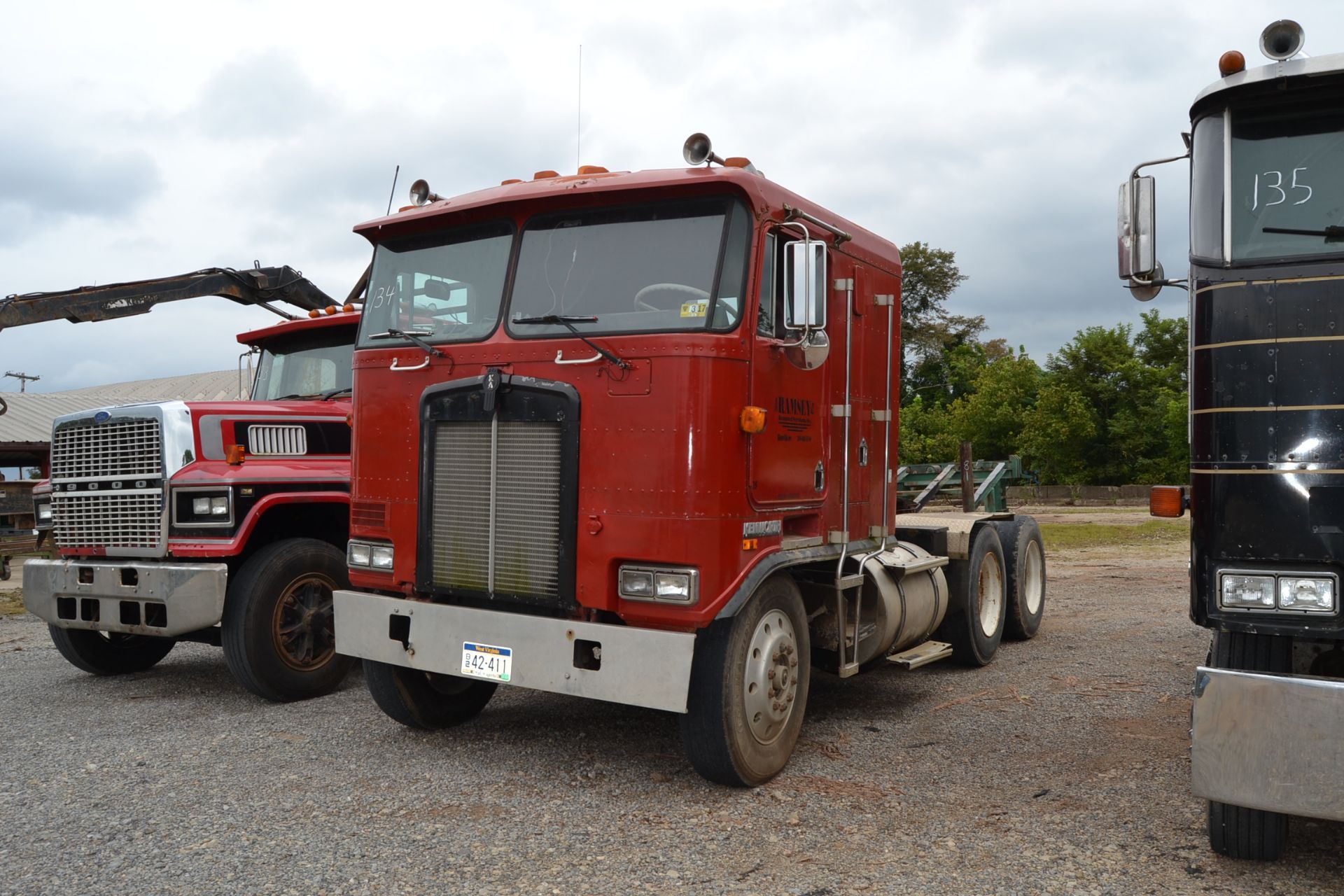 1985 KENWORTH CAB OVER ROAD TRACTOR W/ CUMMINS ENGINE W/ 18 SPEED TRANS SN#1XKED29X1FJ367104 - Image 2 of 3