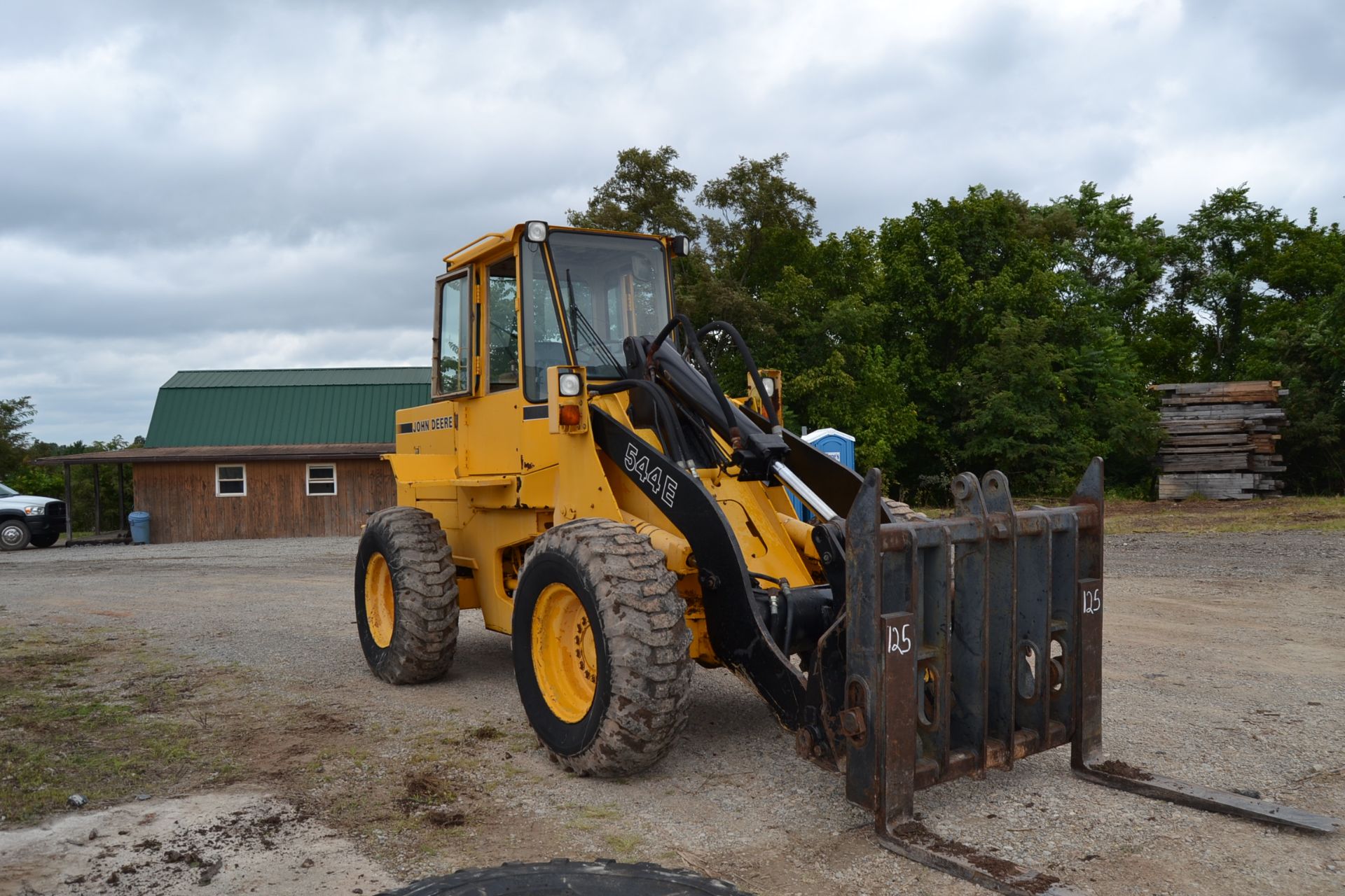 JOHN DEERE 544E ARTICULATING WHEEL LOADER W/ QUICK ATTACH W/ LUMBER FORKS W/ ENCLOSED CAB W/ 17.5X25 - Image 2 of 3