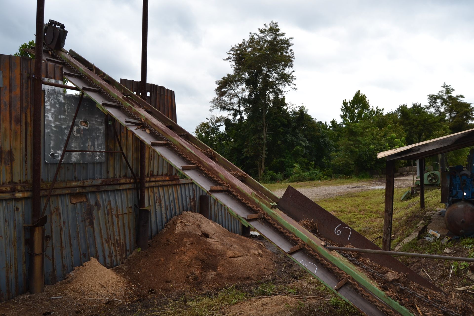 55' BARN SWEEP CONVEYOR W/ DRIVE UNDER HEAD SAW