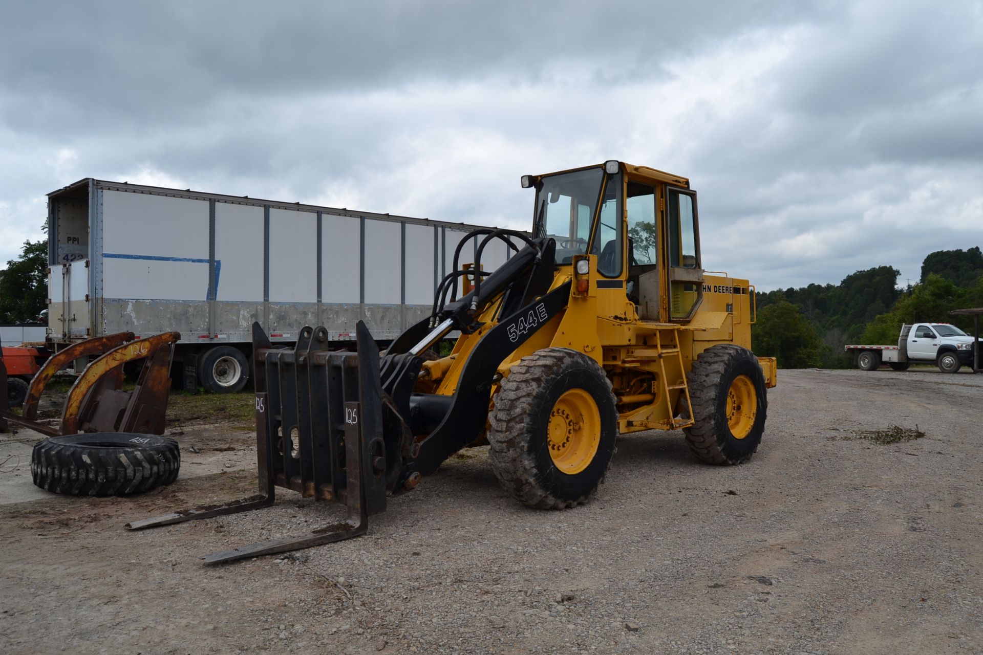 JOHN DEERE 544E ARTICULATING WHEEL LOADER W/ QUICK ATTACH W/ LUMBER FORKS W/ ENCLOSED CAB W/ 17.5X25