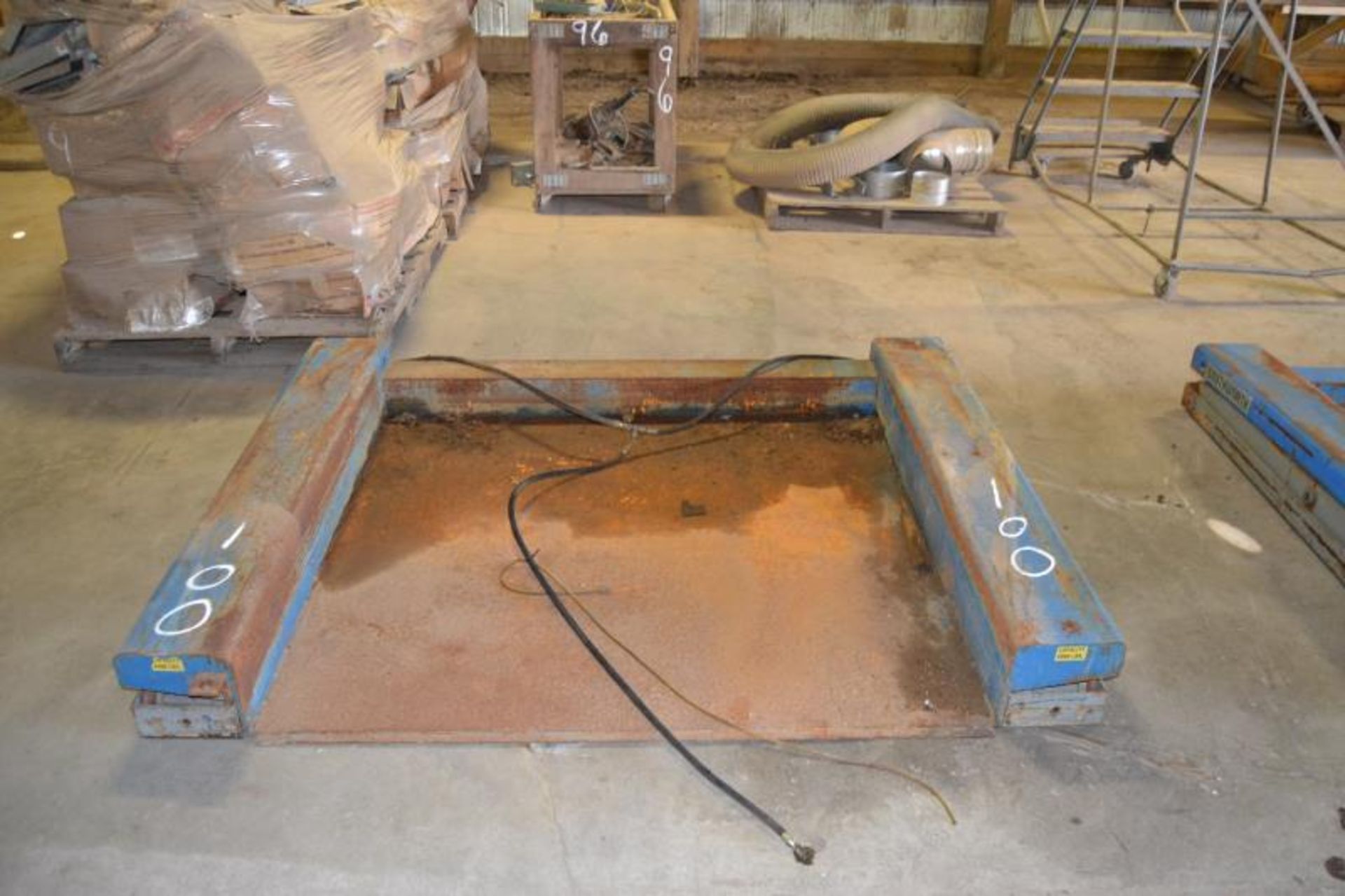 SOUTH WORTH SCISSOR LIFT TABLE