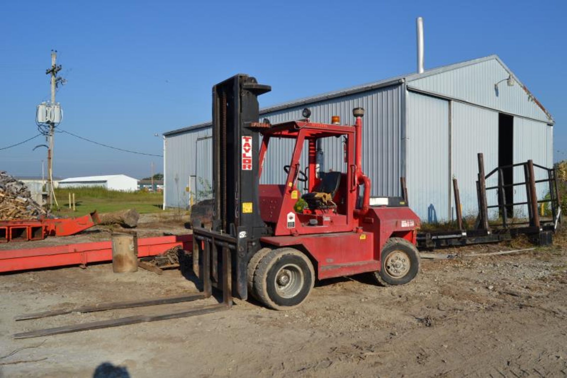 TAYLOR 15,000LB DUAL WHEEL FORKLIFT MODEL TE-1555 W/ CUMMINS ENGINE W/ 8' FORKS W/ SIDE SHIFT 2,