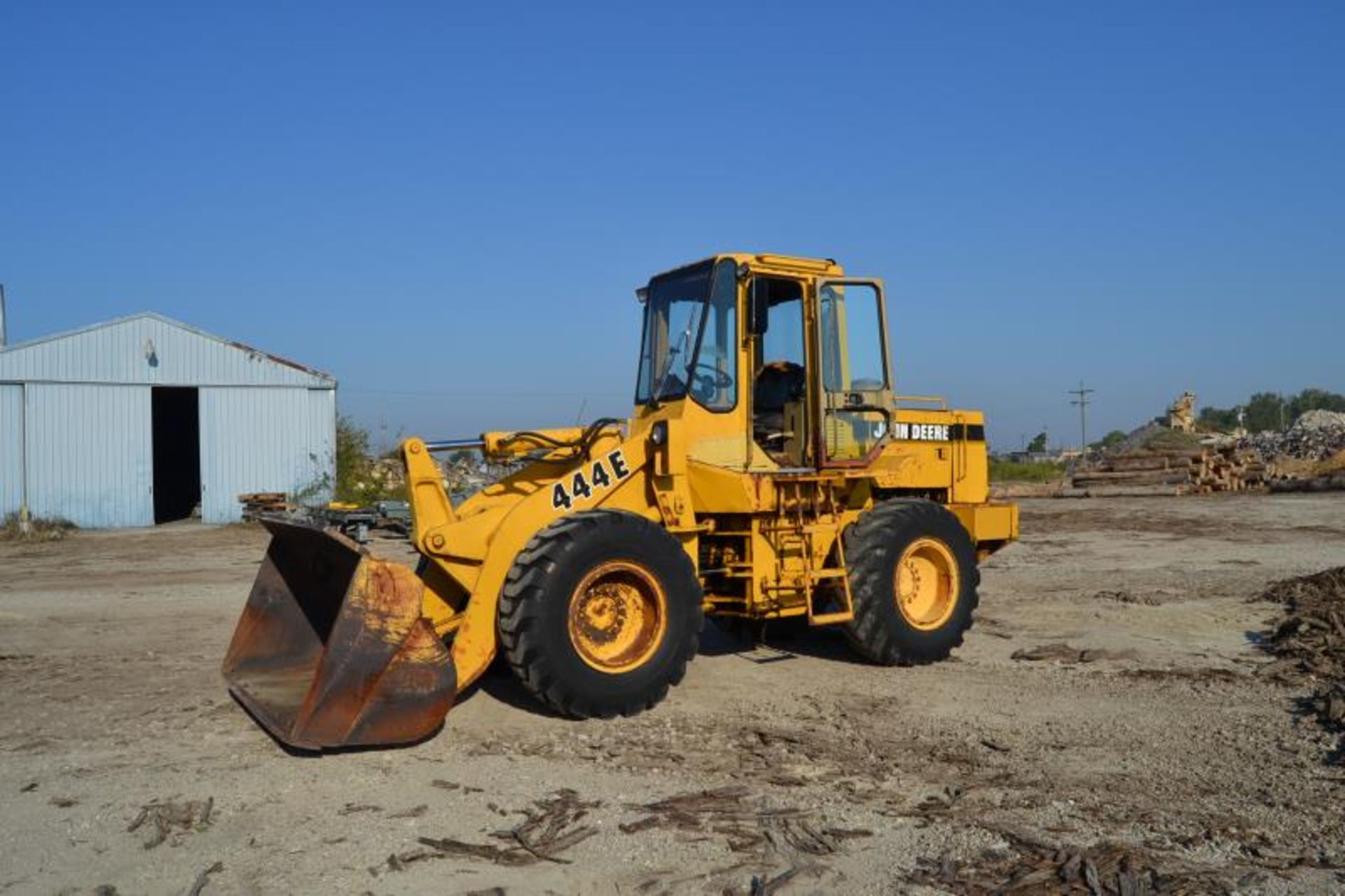 JOHN DEERE 444E ARTICULATING WHEEL LOADER W/ ENCLOSED CAB W/ BUCKET SN#D000491