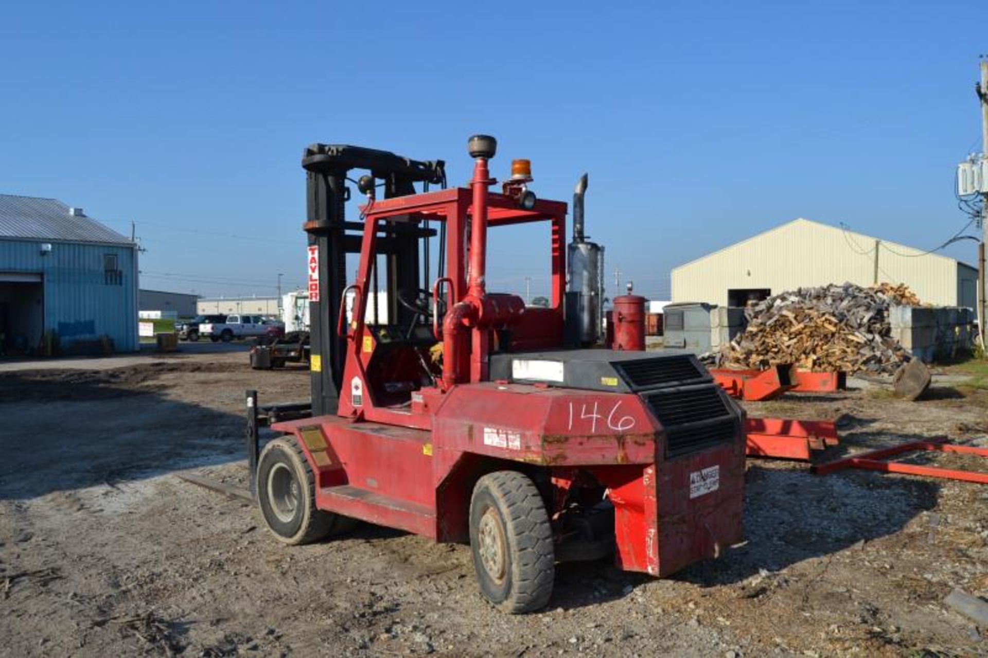 TAYLOR 15,000LB DUAL WHEEL FORKLIFT MODEL TE-1555 W/ CUMMINS ENGINE W/ 8' FORKS W/ SIDE SHIFT 2, - Image 4 of 4