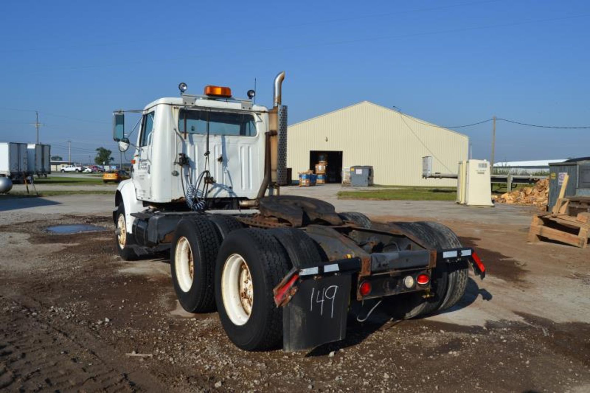 INTERNATIONAL DAY CAB RAOD TRACTOR W/ CUMMINS ENGINE W/ 9 SPEED TRANS SN#1HSHCAHR2TH288930