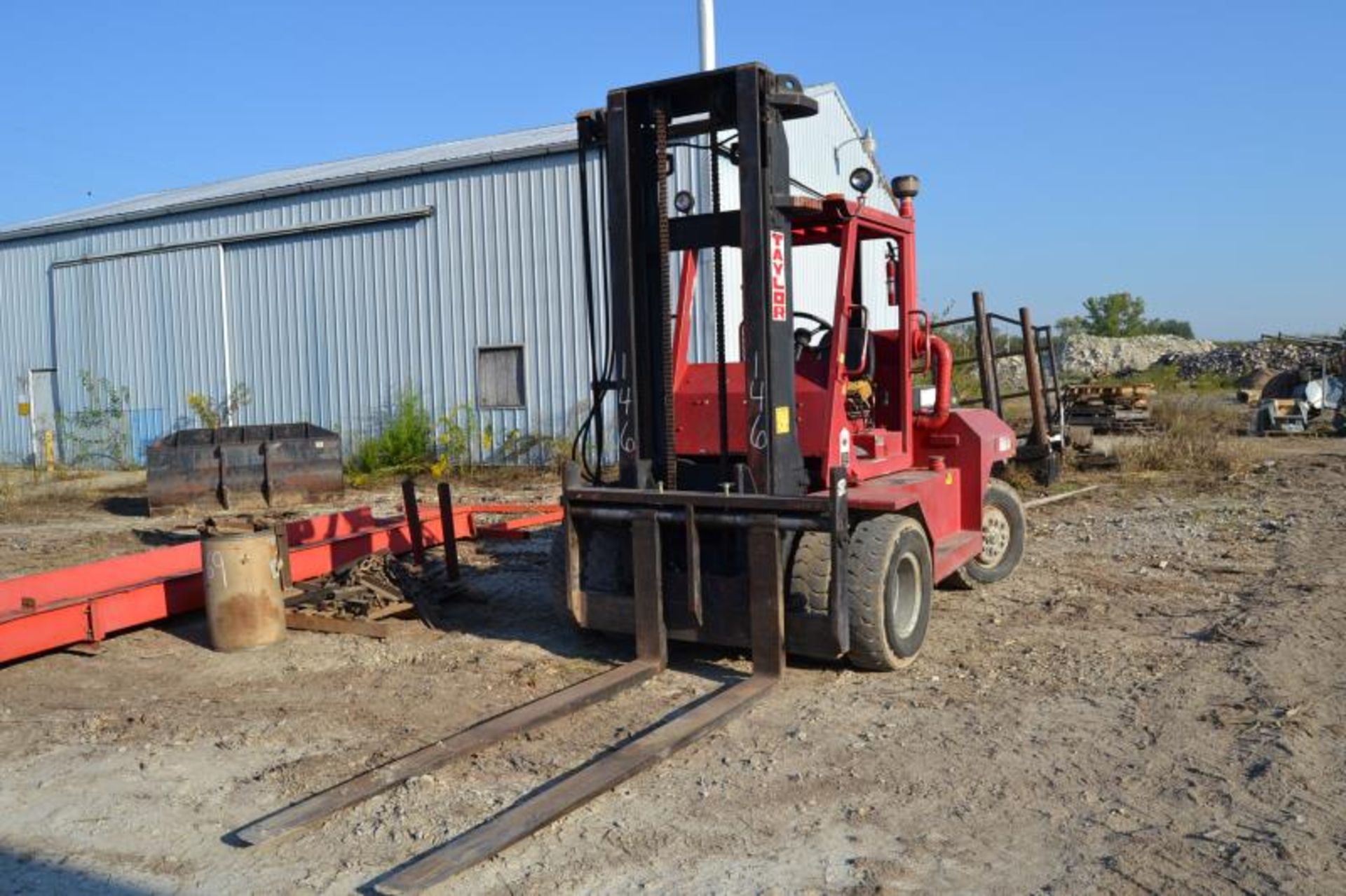 TAYLOR 15,000LB DUAL WHEEL FORKLIFT MODEL TE-1555 W/ CUMMINS ENGINE W/ 8' FORKS W/ SIDE SHIFT 2, - Image 3 of 4