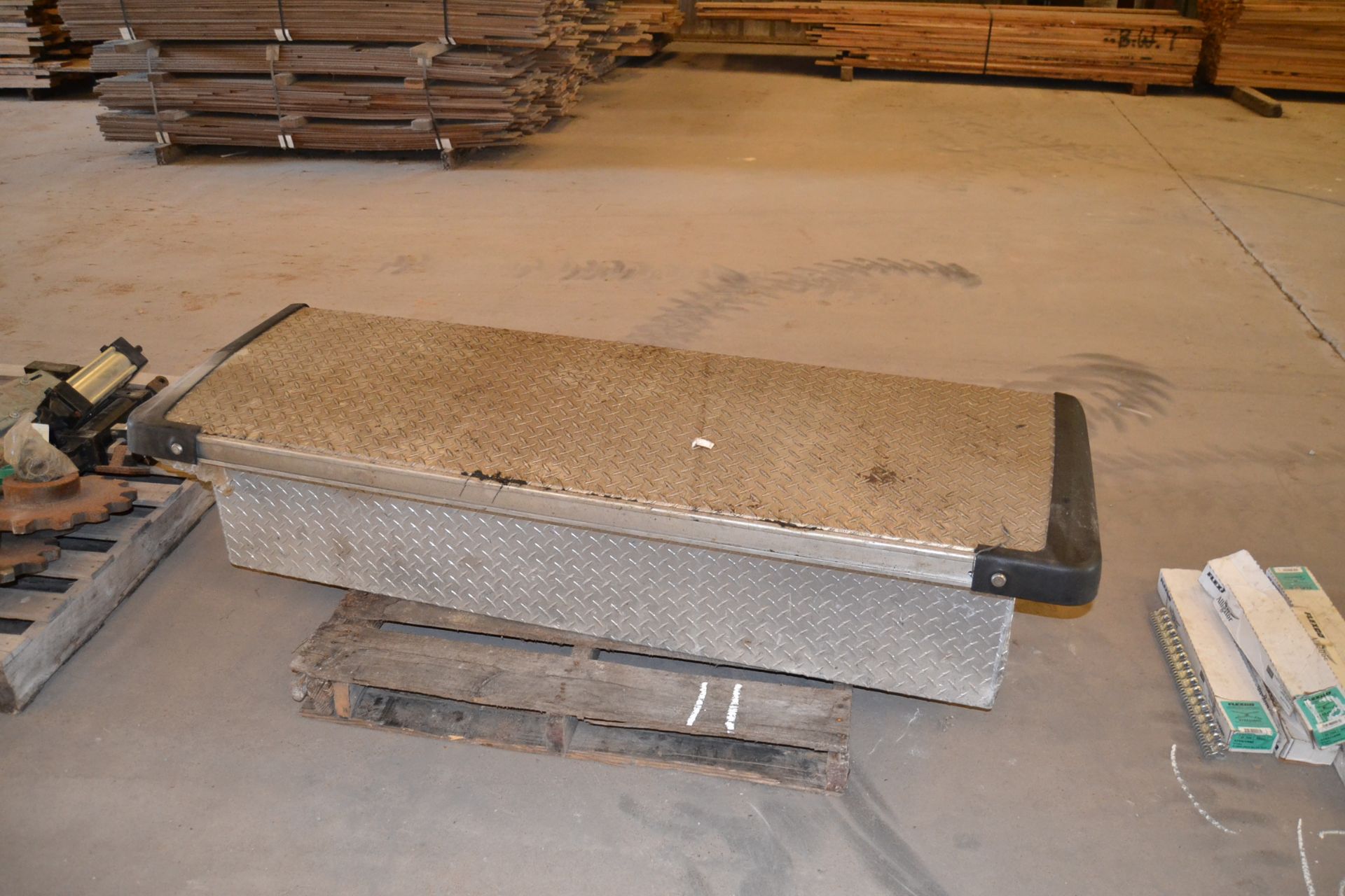 ALUMINUM TOOL BOX FOR TRUCK