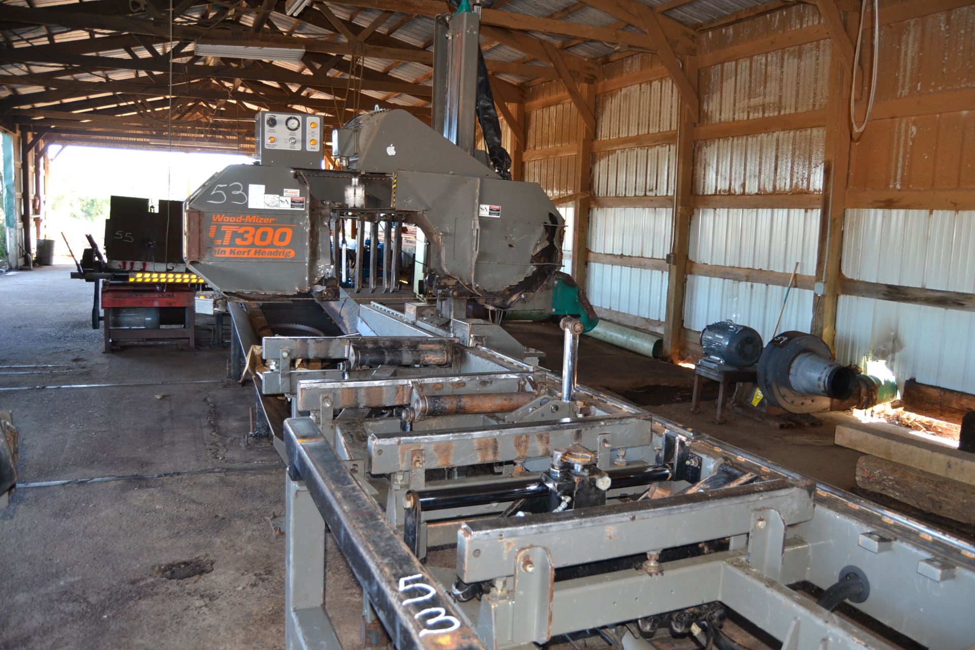 WOOD MIZER LT300 BAND MILL W/ LOG TRUNER W/ 20' SLAB BELT W/ 30HP MOTOR W/ COMPUTER CONTROLS - Image 5 of 6