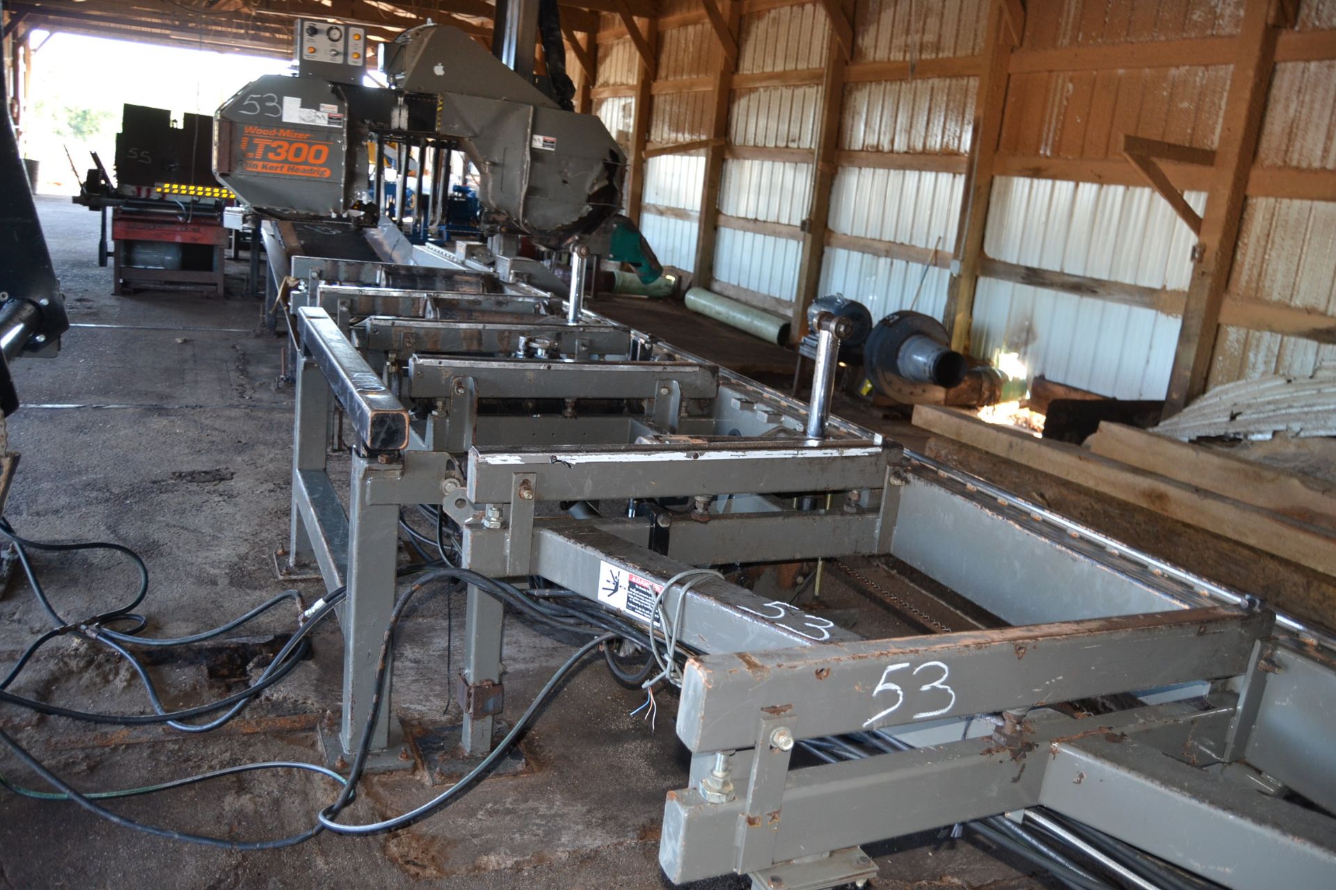 WOOD MIZER LT300 BAND MILL W/ LOG TRUNER W/ 20' SLAB BELT W/ 30HP MOTOR W/ COMPUTER CONTROLS - Image 4 of 6