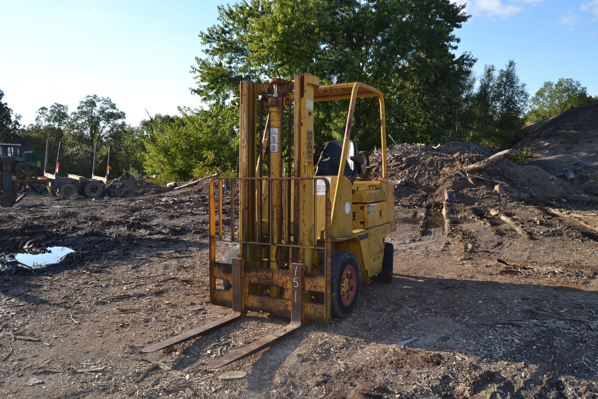 CAT 4000LB WAREHOUSE FORKLIFT W/ PROPANE GAS ENGINE - Image 2 of 2